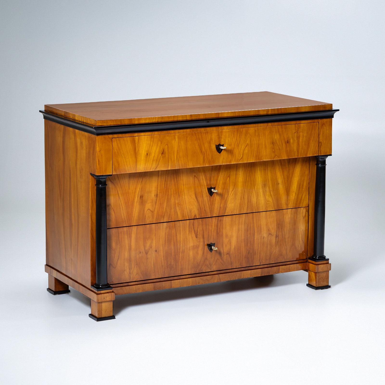 Fränkische Biedermeier-Schubladen-Kommode, um 1820 (Deutsch) im Angebot