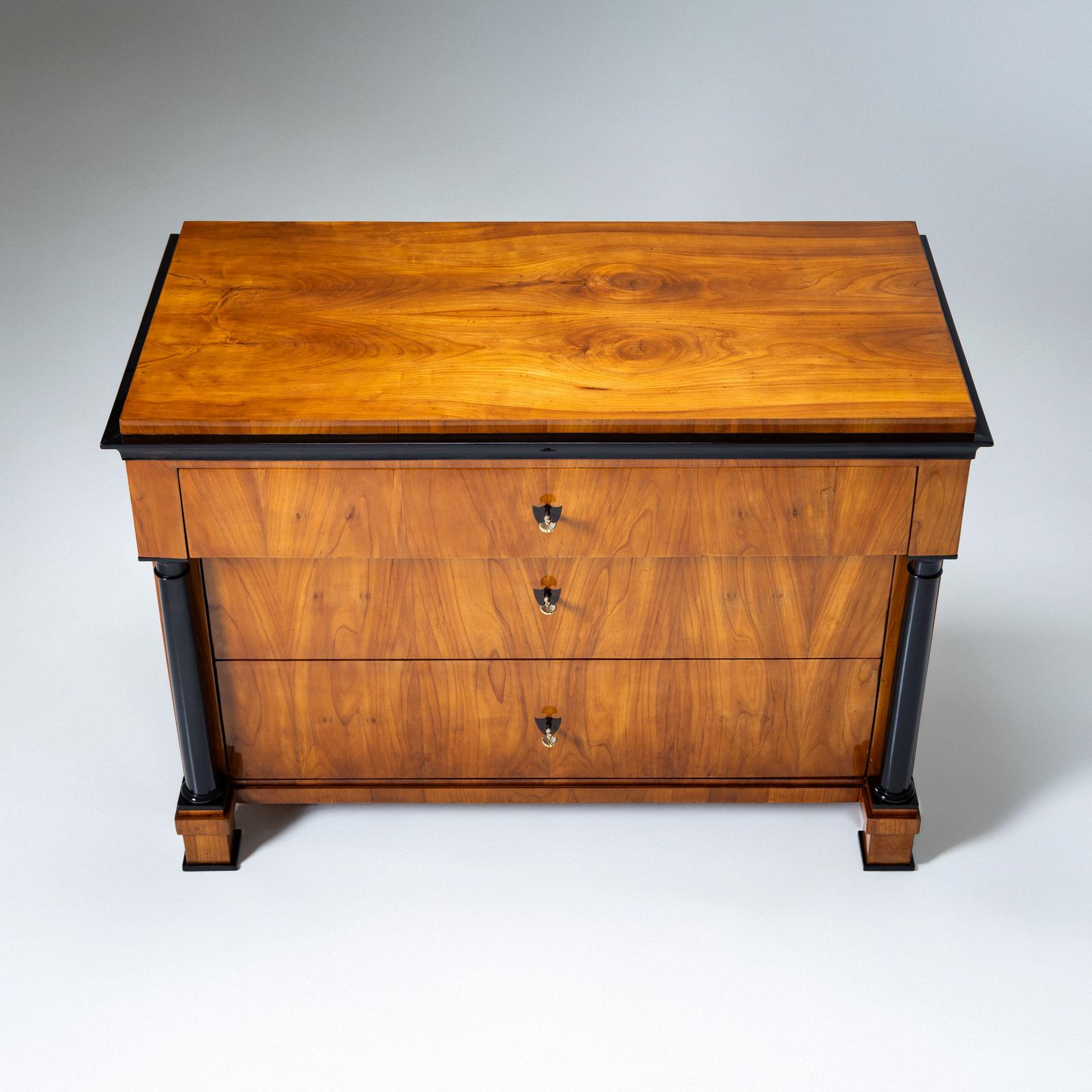 Fränkische Biedermeier-Schubladen-Kommode, um 1820 (Ebonisiert) im Angebot