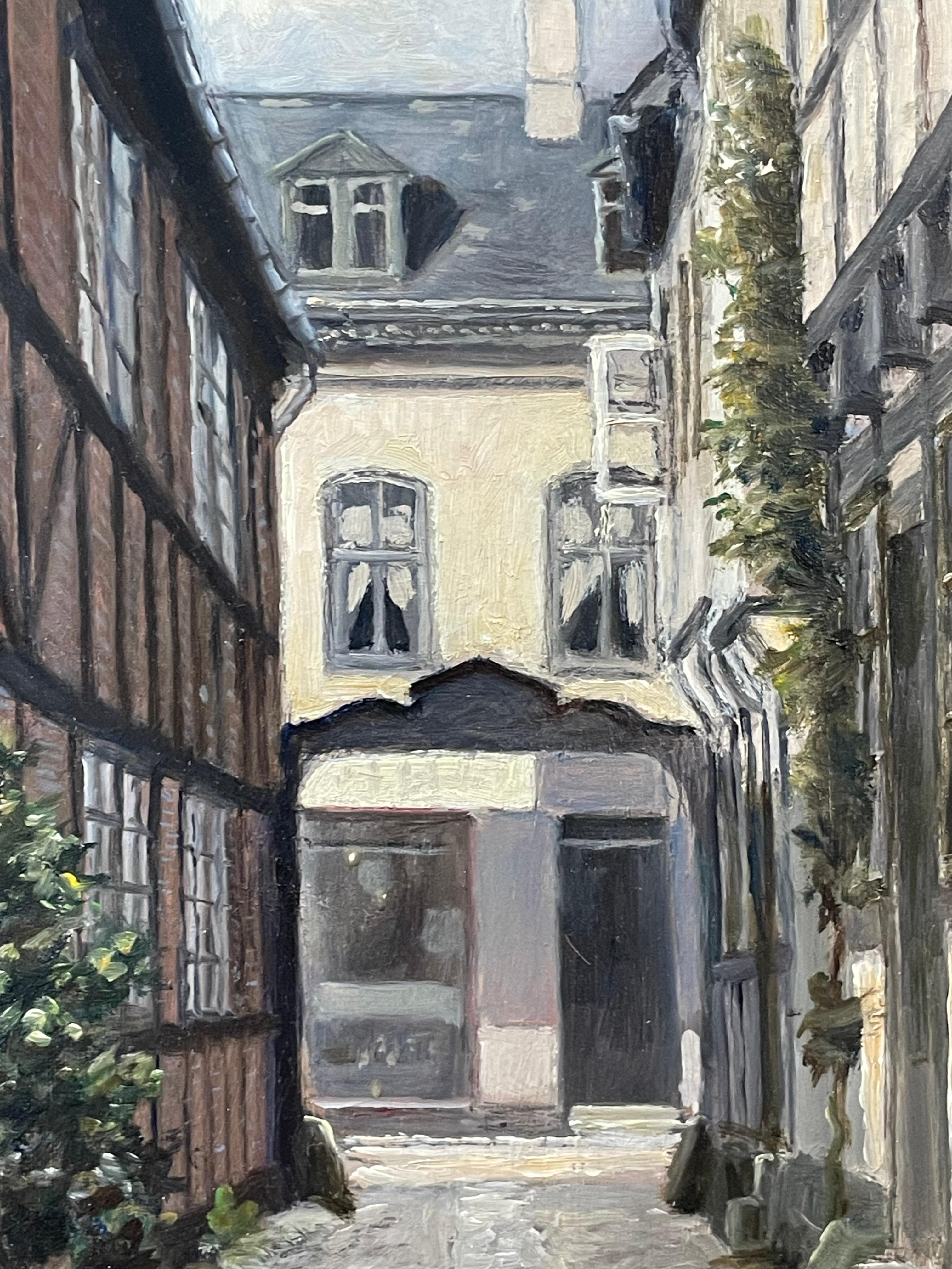 Peinture originale danoise du milieu du siècle, à l'huile sur plaque, représentant une ruelle dans un bourg danois avec des maisons traditionnelles à colombages. La peinture présente de grands détails architecturaux et est conservée dans les