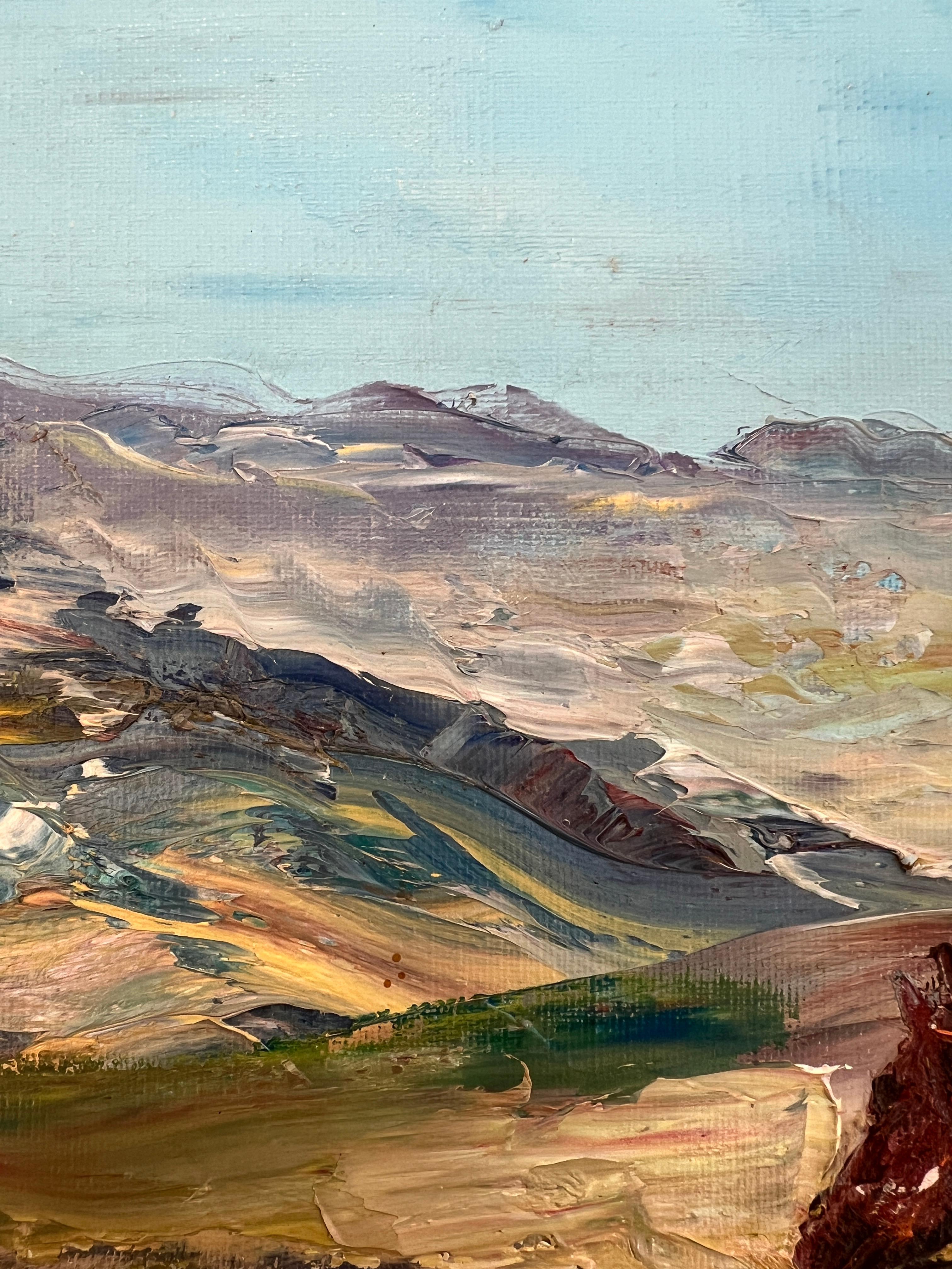 Arbeiten auf Leinwand
Dieses vom Künstler Frank signierte Gemälde zeigt eine dynamische Jagdszene mit zwei Reitern in den traditionellen roten Jacken, dem Symbol der Fuchsjagd. Sie galoppieren durch eine ländliche Landschaft, wahrscheinlich im