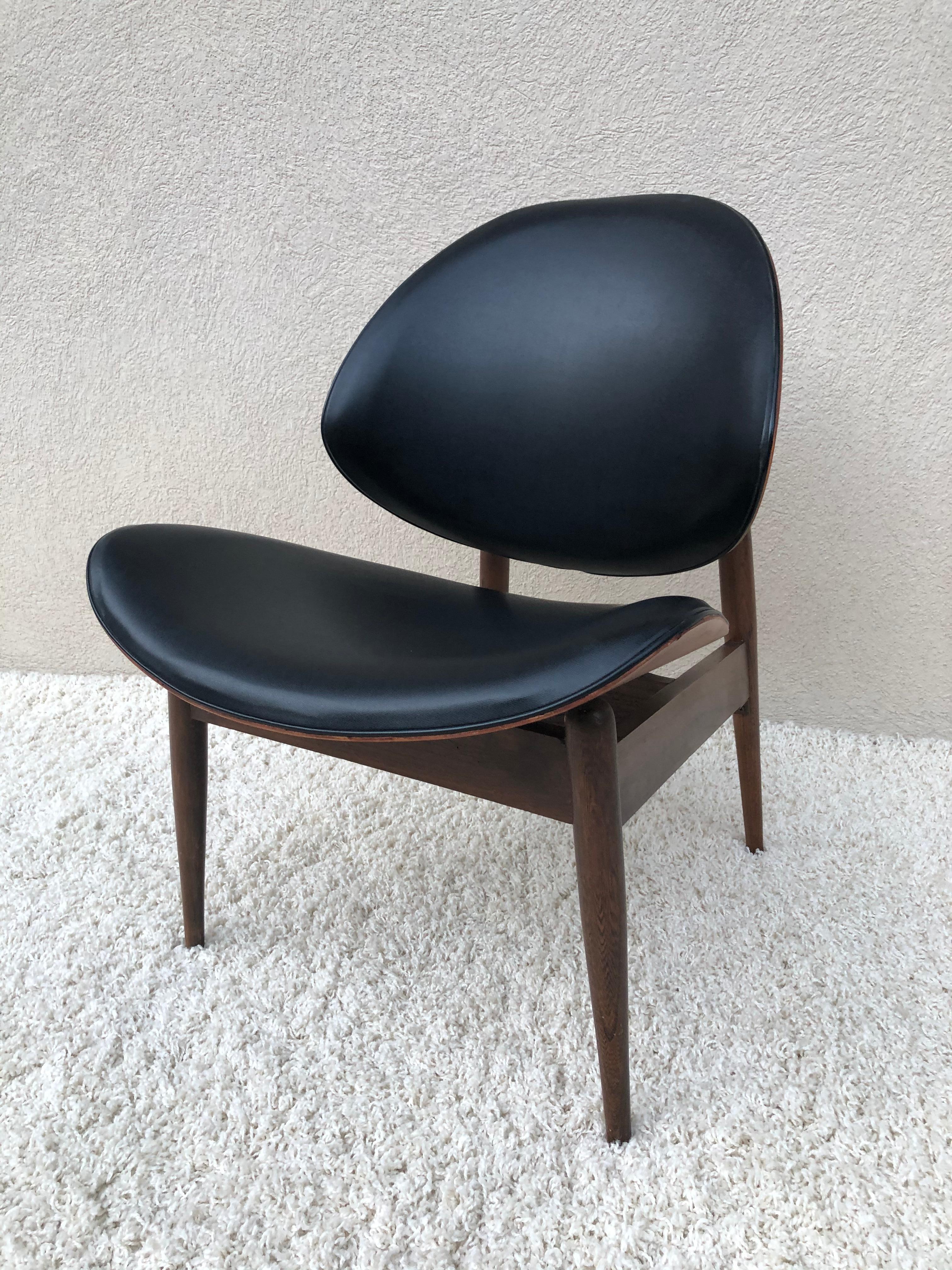 Finn Juhl style Frank and son midcentury bentwood shell black Naugahyde
Walnut chair, label to bottom in all original very good condition.