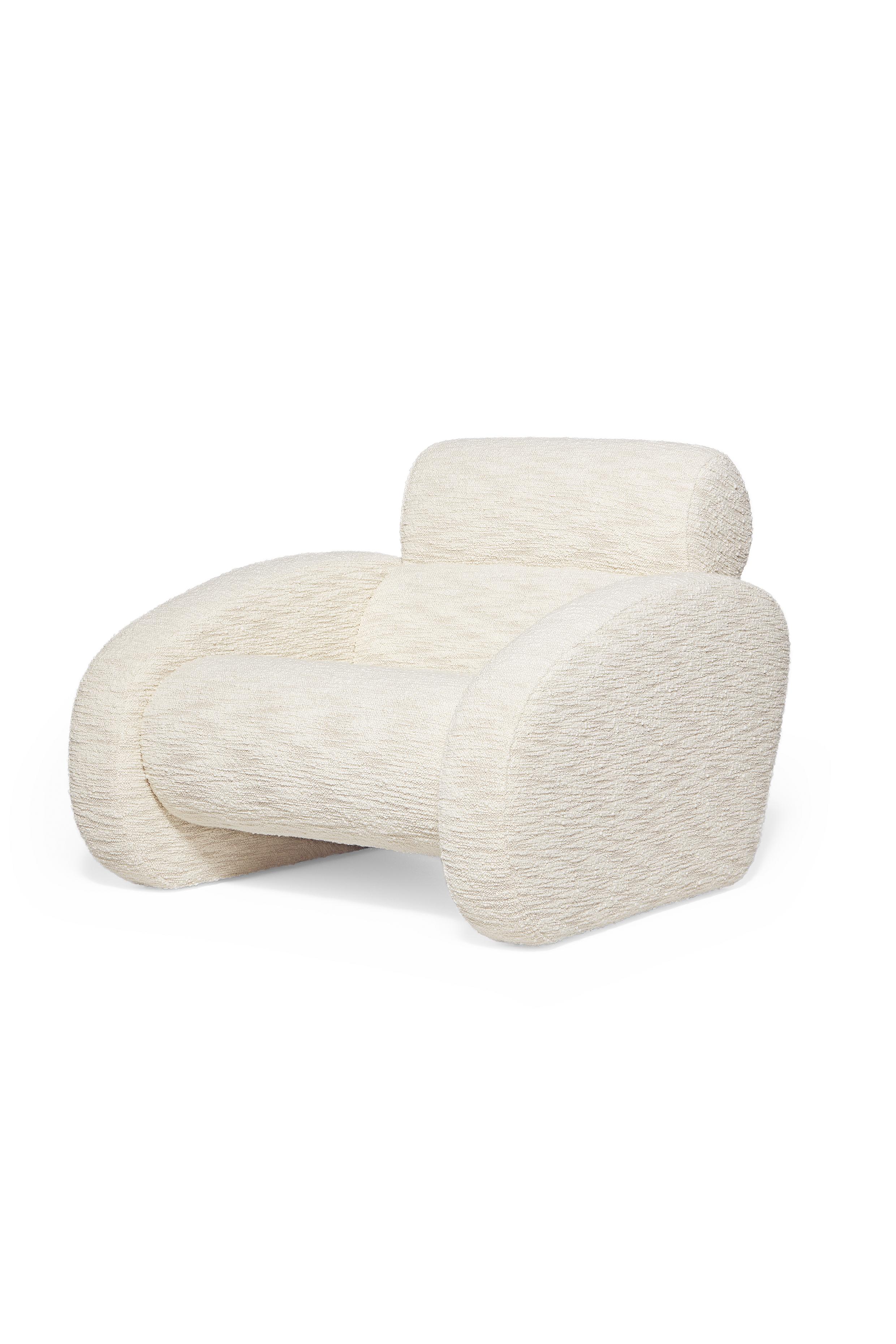 Poltrona Frank di Munna
Dimensioni: D 90 x L 105 x H 79 cm. SH: 43 cm.
Materiali: Wood, schiuma e imbottitura.
Finitura: Lana Bouclé, COM.

Disponibile in tutti i tessuti Munna, ad eccezione della seta selvatica. Disponibile nel materiale scelto dal