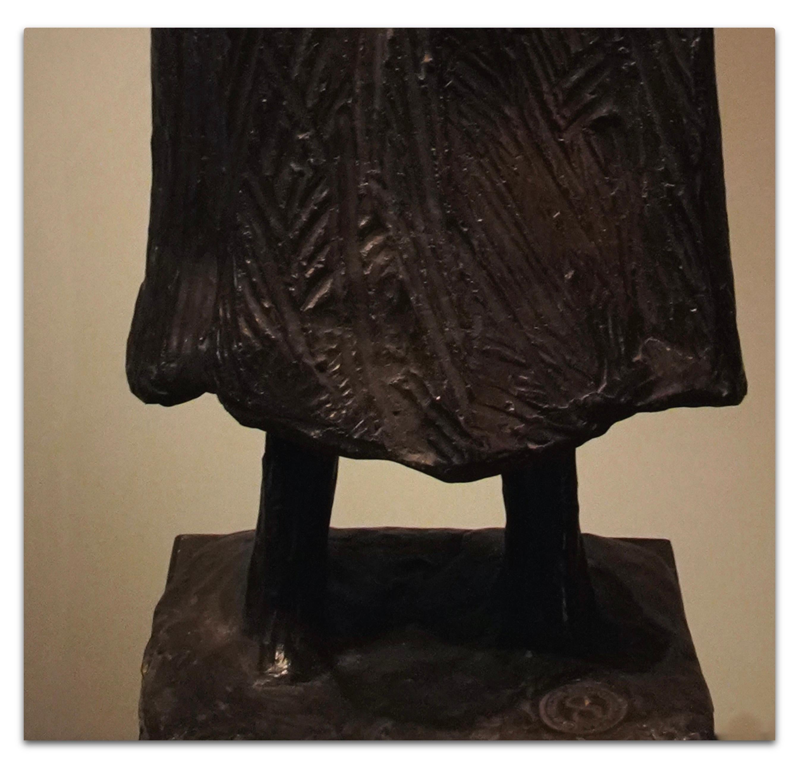 Bronze-Skulptur eines Unterstanders (Gold), Abstract Sculpture, von Frank Arnold