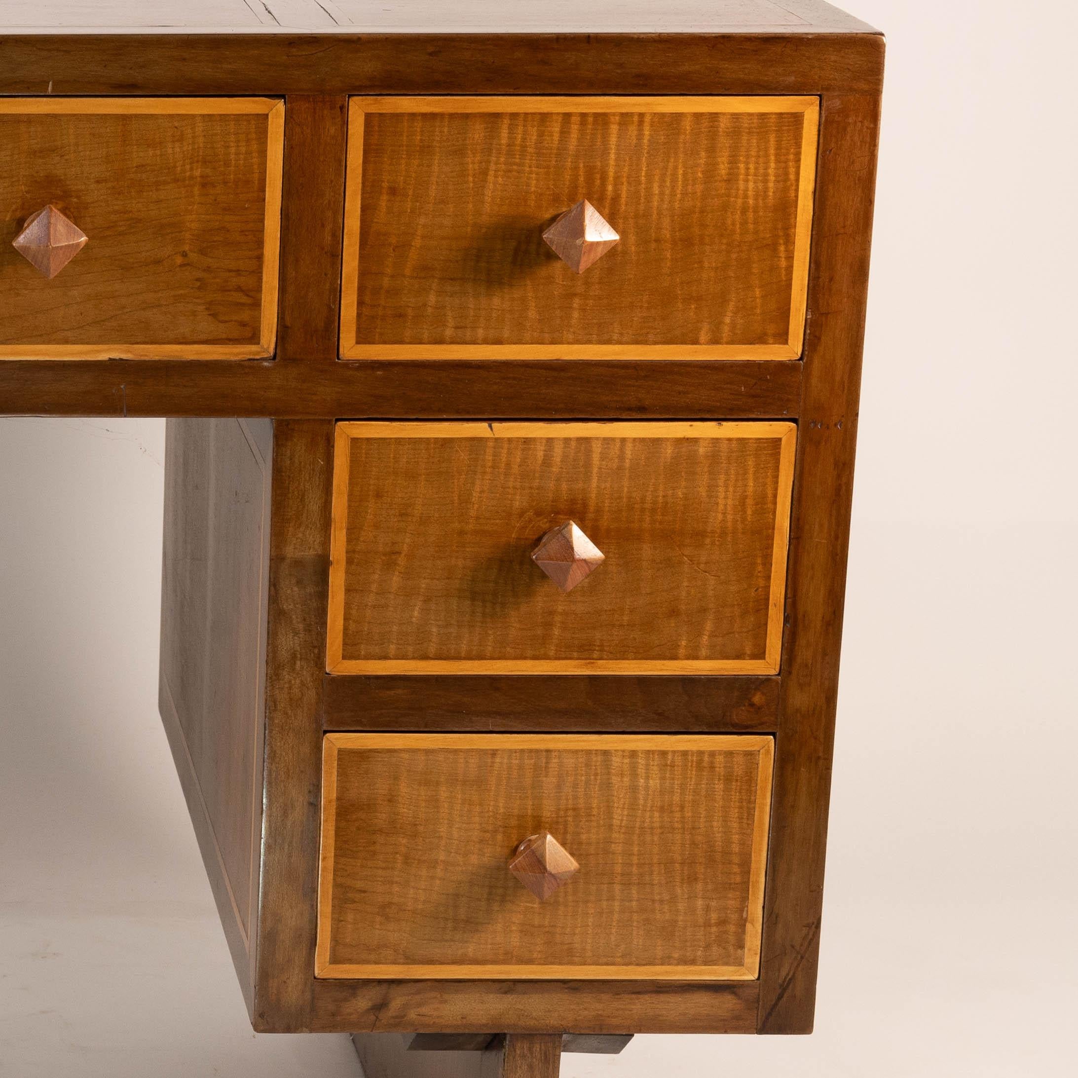 Sycomore Frank Franks. Un bureau rare conçu à l'origine pour l'exposition Pollard de 1931 en vente