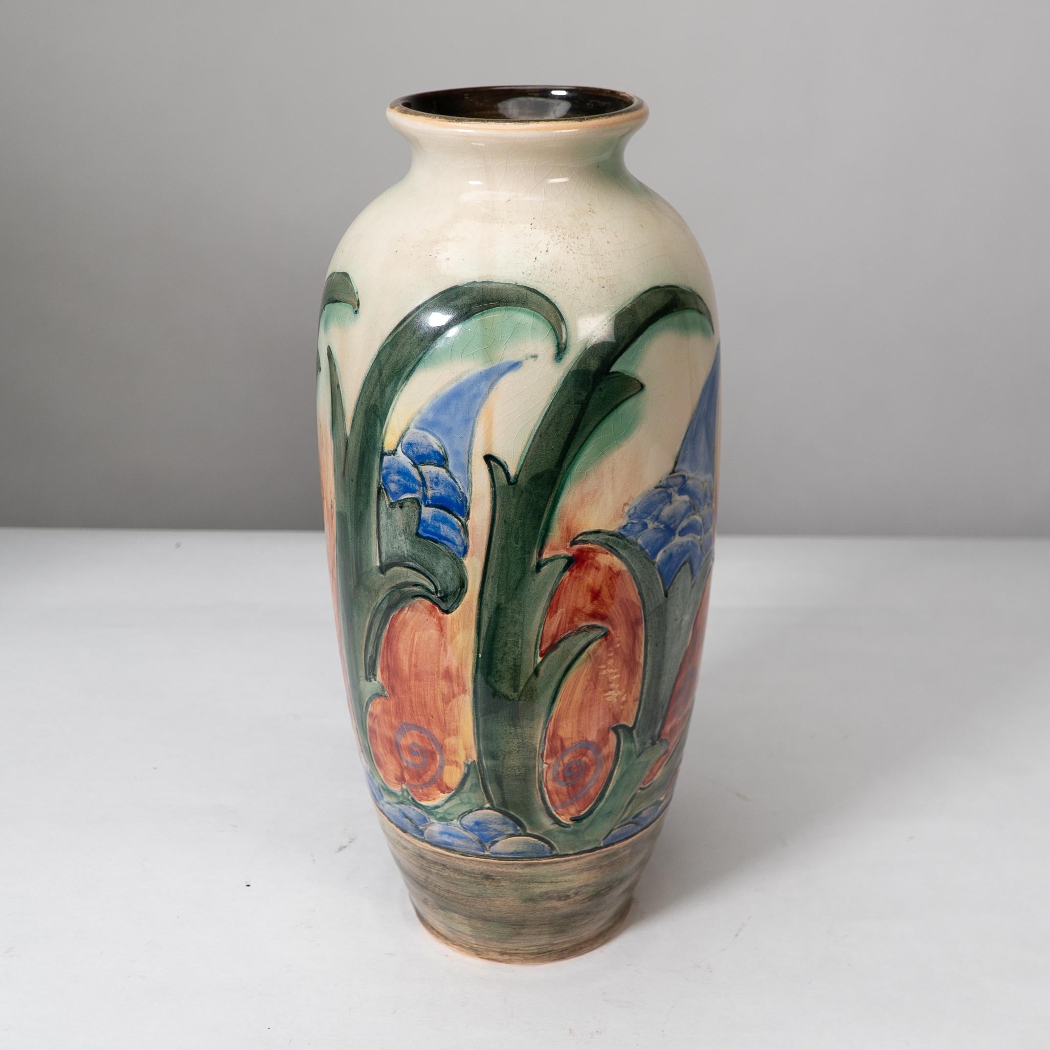Frank Brangwyn per Royal Doulton. Una coppia di vasi dipinti a mano in vendita 3