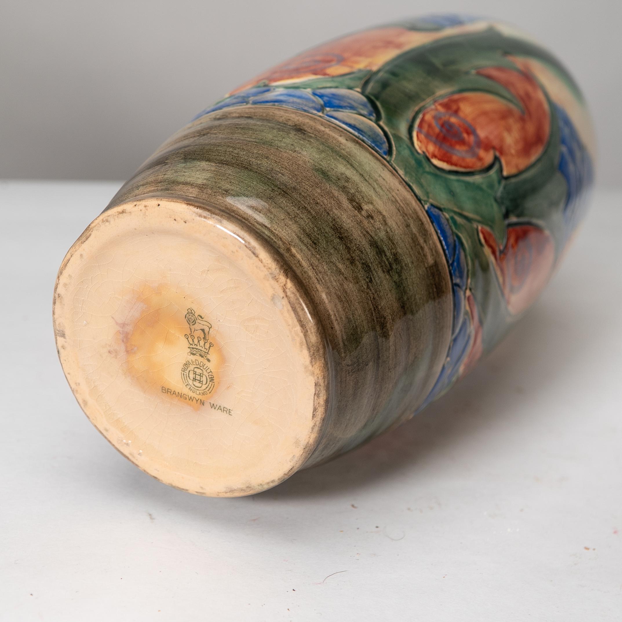 Frank Brangwyn per Royal Doulton. Una coppia di vasi dipinti a mano in vendita 5