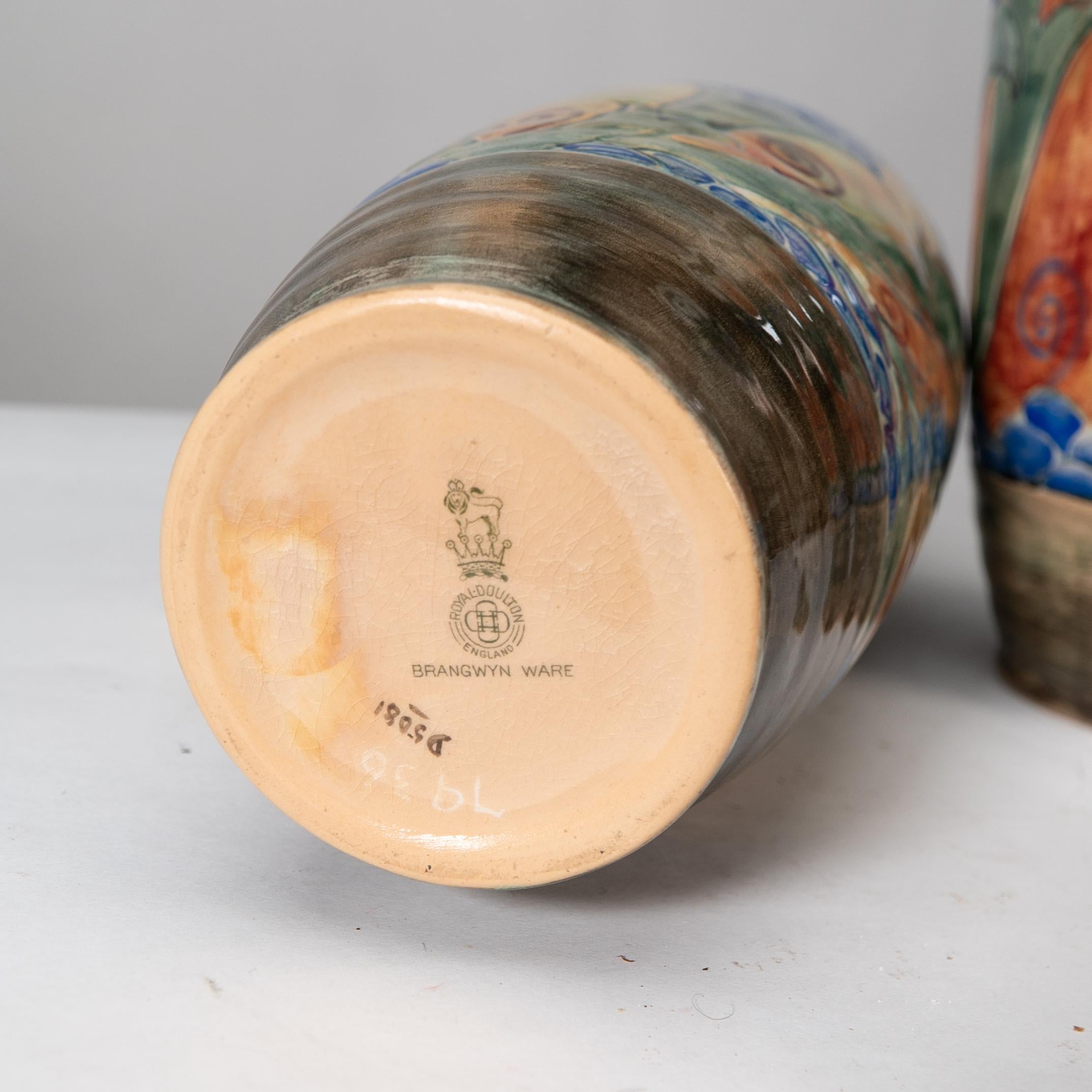 Frank Brangwyn per Royal Doulton. Una coppia di vasi dipinti a mano in vendita 6