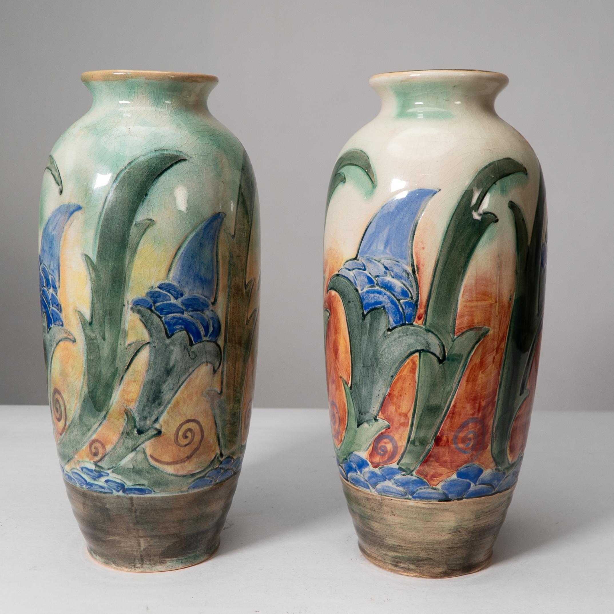 Frank Brangwyn per Royal Doulton. Una coppia di vasi dipinti a mano.