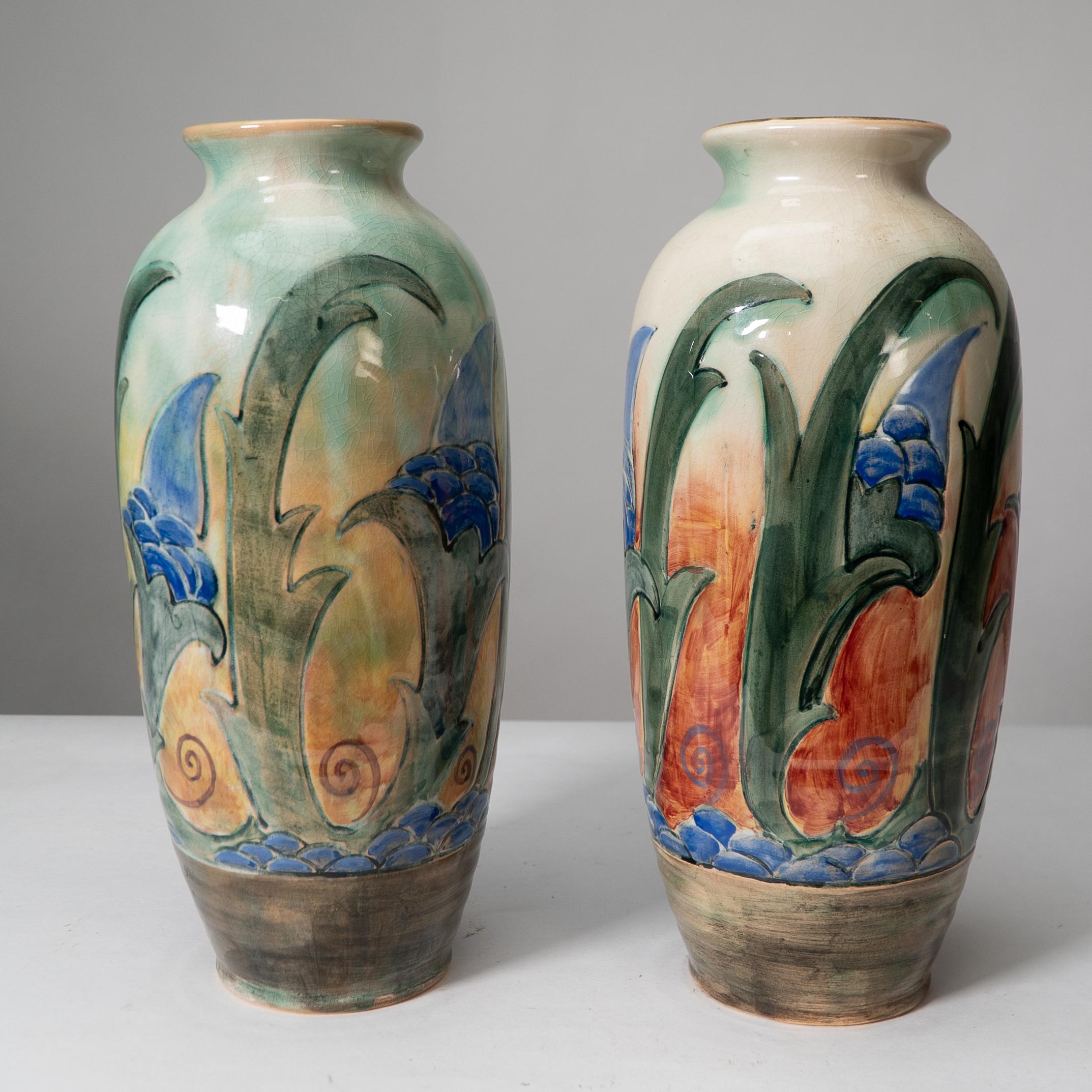 Arts and Crafts Frank Brangwyn per Royal Doulton. Una coppia di vasi dipinti a mano in vendita