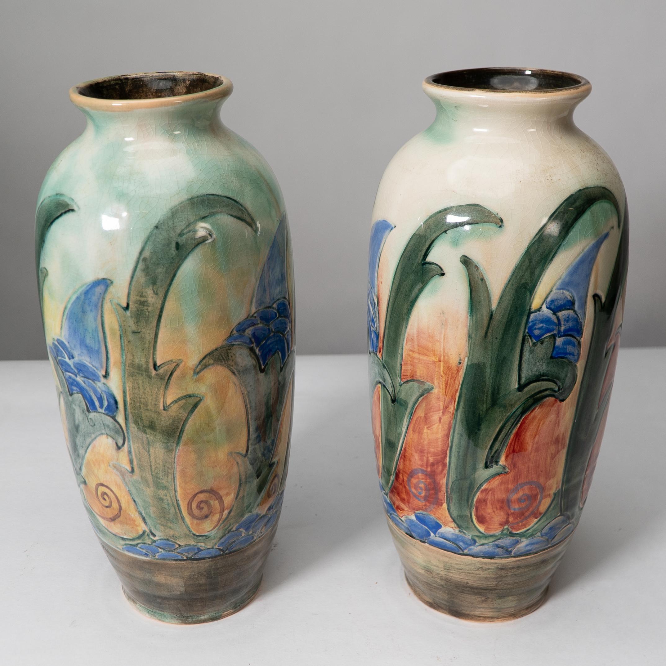 Inglese Frank Brangwyn per Royal Doulton. Una coppia di vasi dipinti a mano in vendita