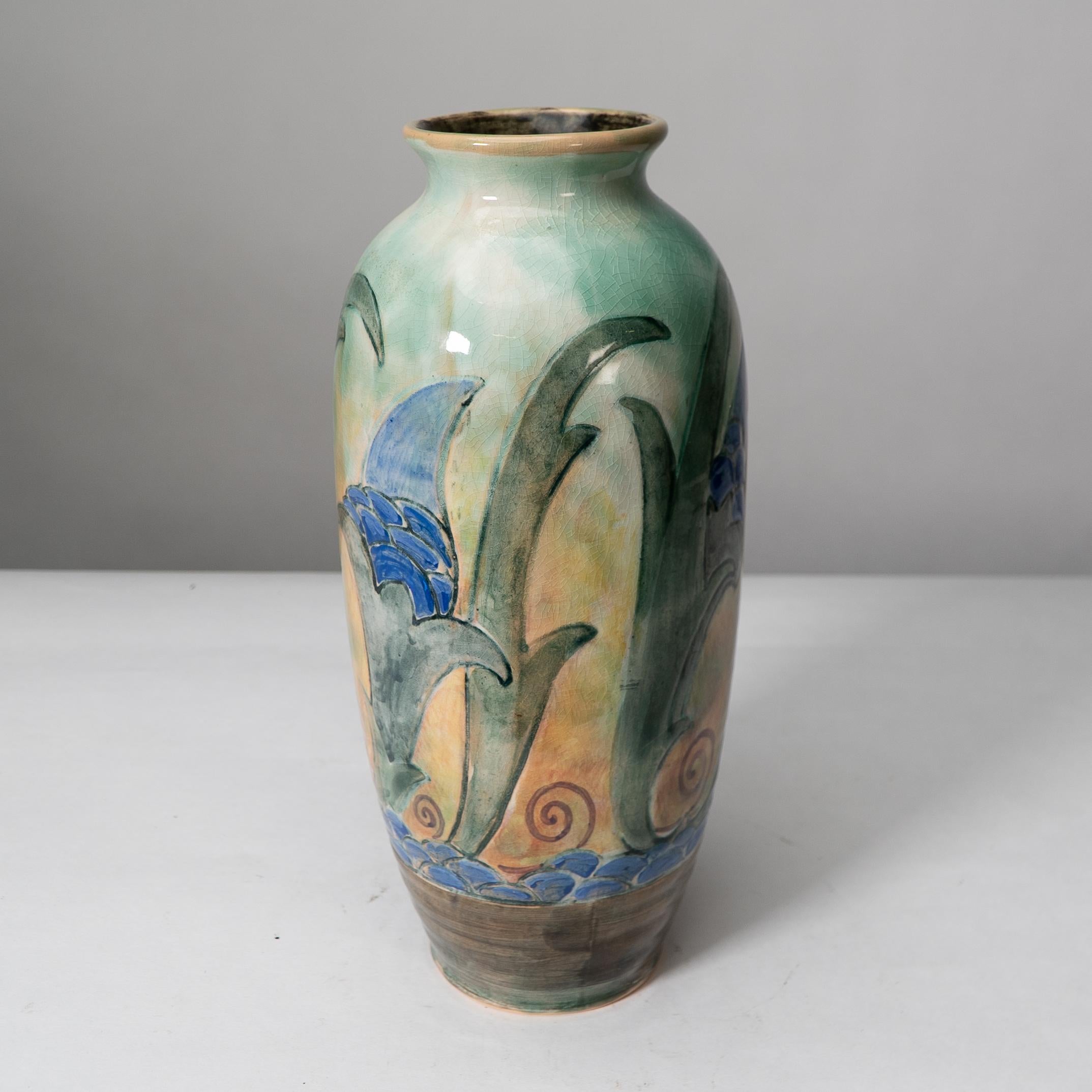 Metà XX secolo Frank Brangwyn per Royal Doulton. Una coppia di vasi dipinti a mano in vendita