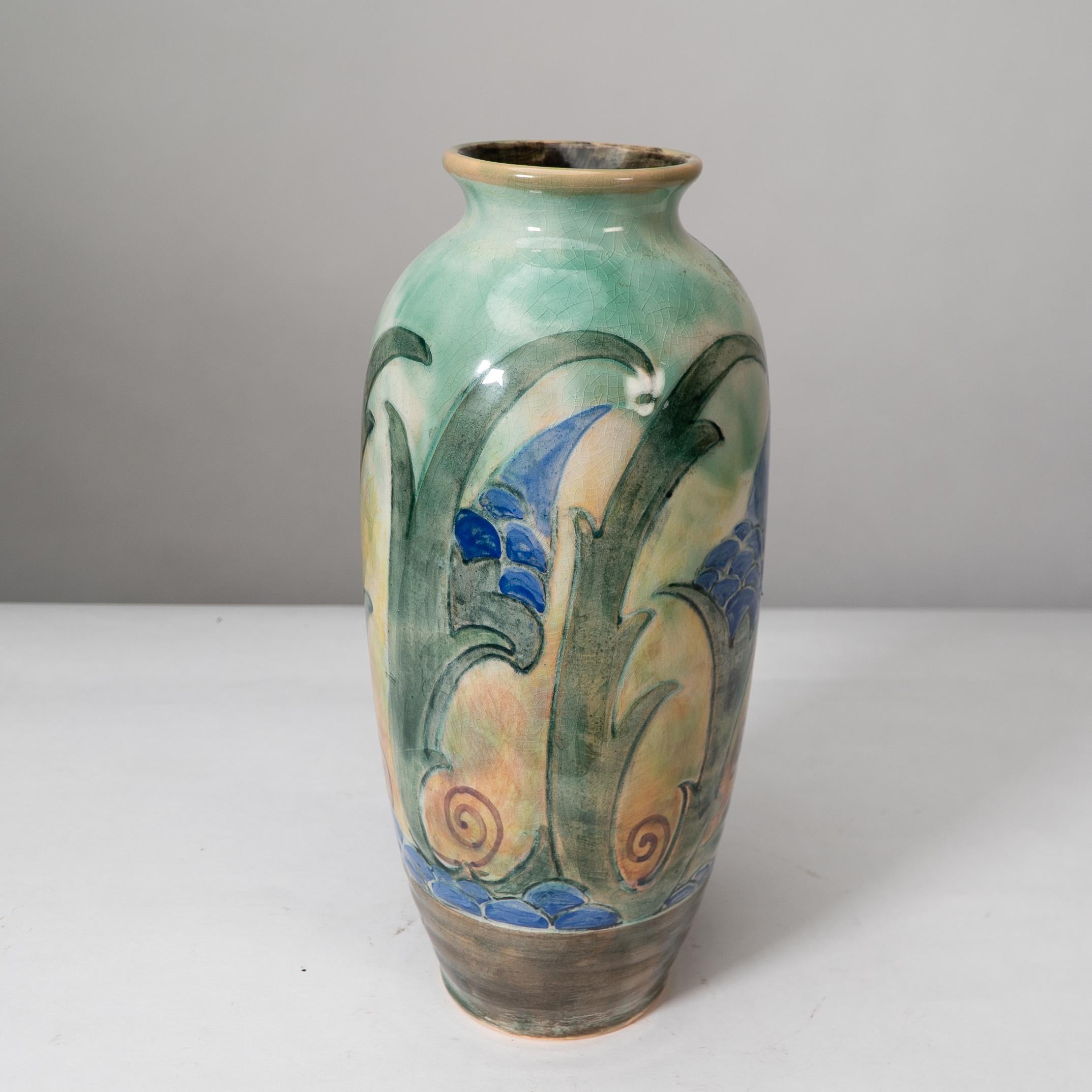 Ceramica Frank Brangwyn per Royal Doulton. Una coppia di vasi dipinti a mano in vendita