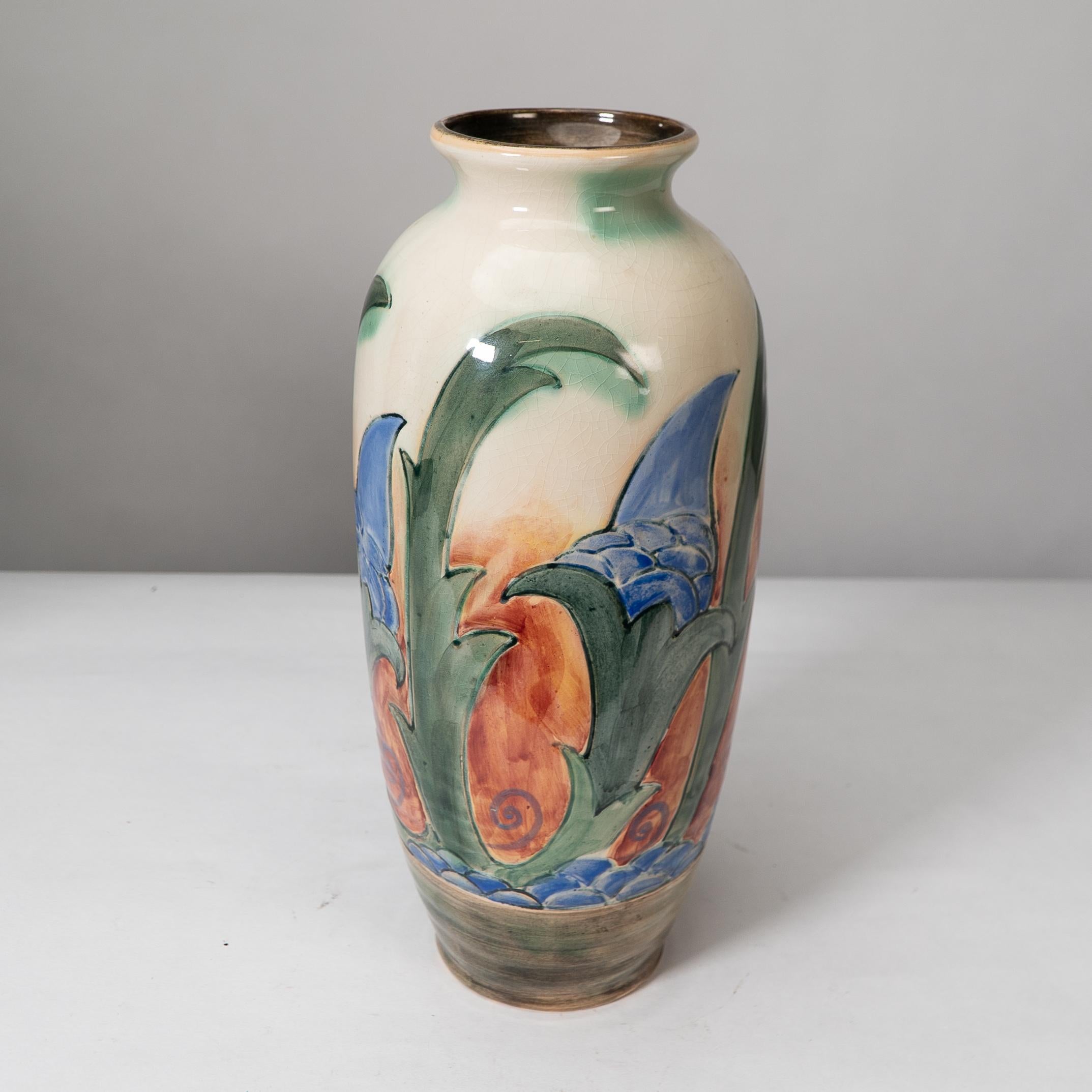 Frank Brangwyn per Royal Doulton. Una coppia di vasi dipinti a mano in vendita 1