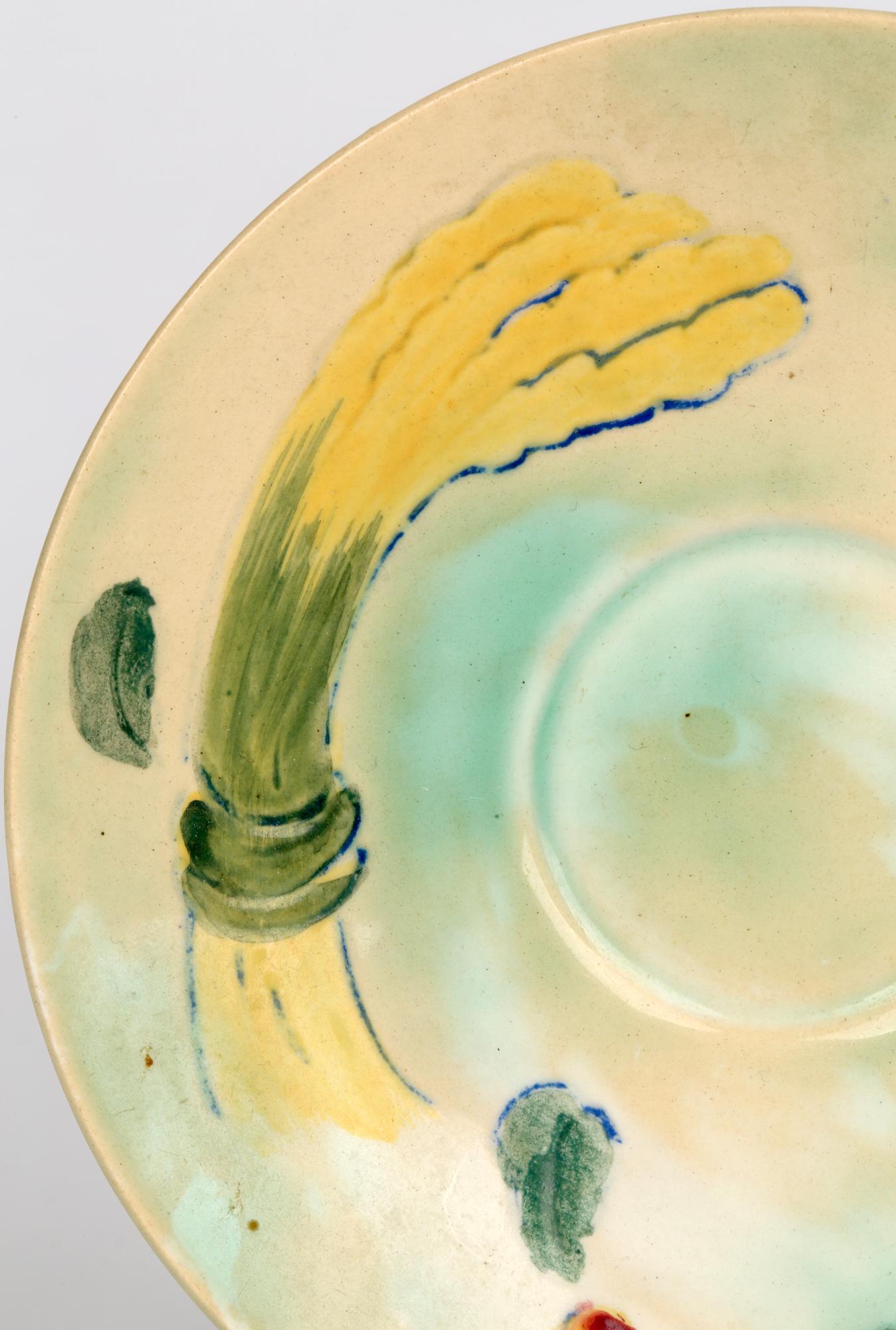 Une élégante et rare tasse et soucoupe Art Déco Royal Doulton décorée d'un motif de moisson par le célèbre artiste gallois Sir Frank William Brangwyn (Belge, 1867-1956) et datant d'environ 1930. La tasse à thé et la soucoupe en faïence sont