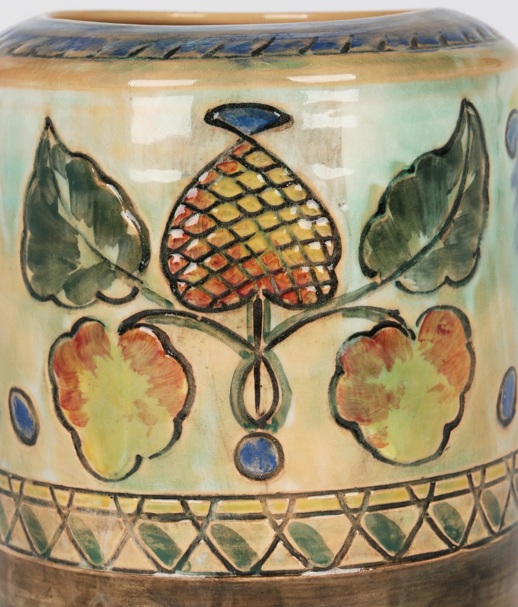 Frank Brangwyn Royal Doulton Arts and Crafts Blatt- und Beerenkunst-Keramikvase im Angebot 2