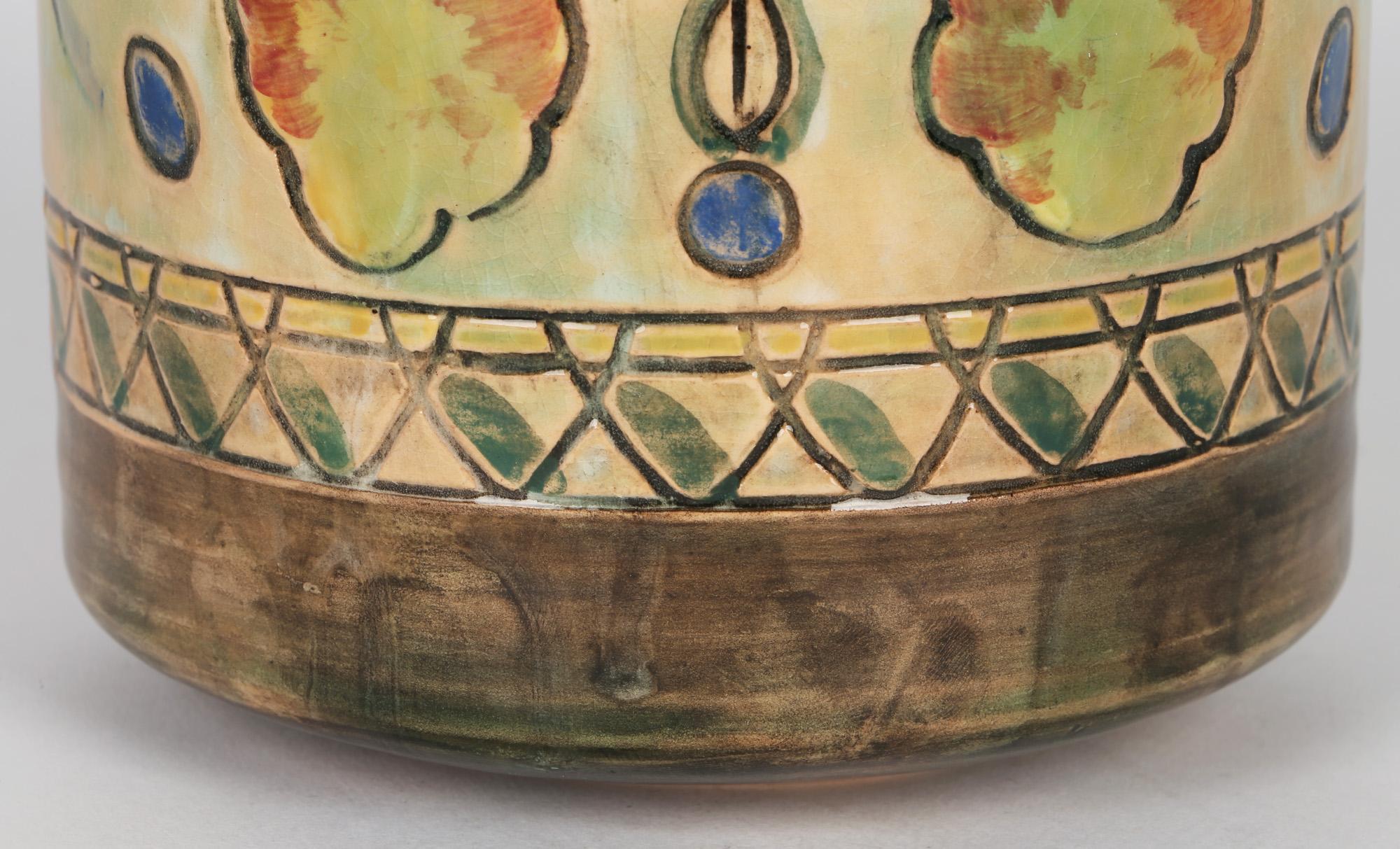 Frank Brangwyn Royal Doulton Arts and Crafts Blatt- und Beerenkunst-Keramikvase im Angebot 3