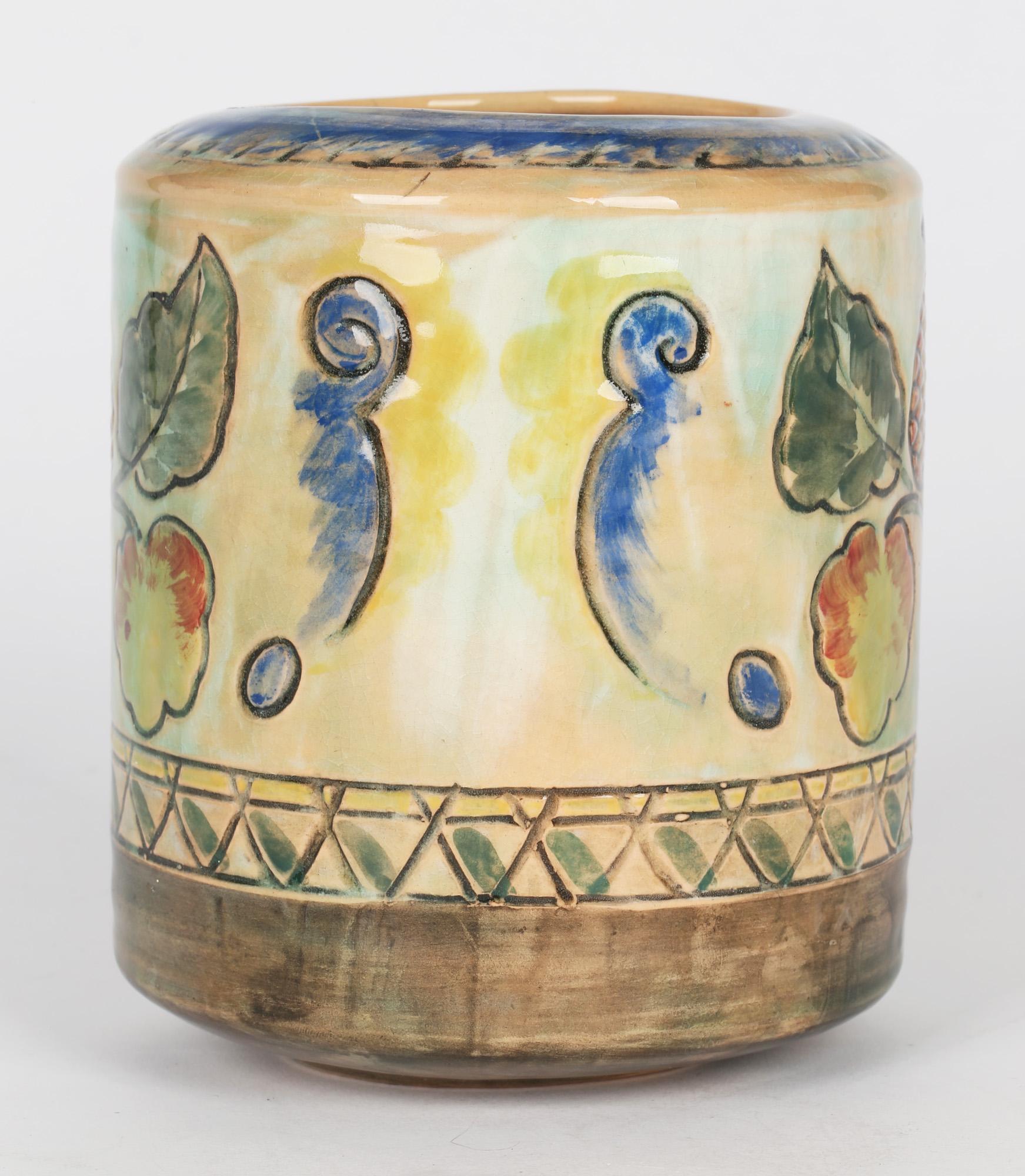 Eine stilvolle Vase mit Blatt- und Beerenmuster von Royal Doulton Brangwynware, entworfen von Sir Frank William Brangwyn RA RWS RBA (1867-1956), aus der Zeit um 1925. Die Vase von breiter zylindrischer Form ist mit eingeschnittenen, stilisierten