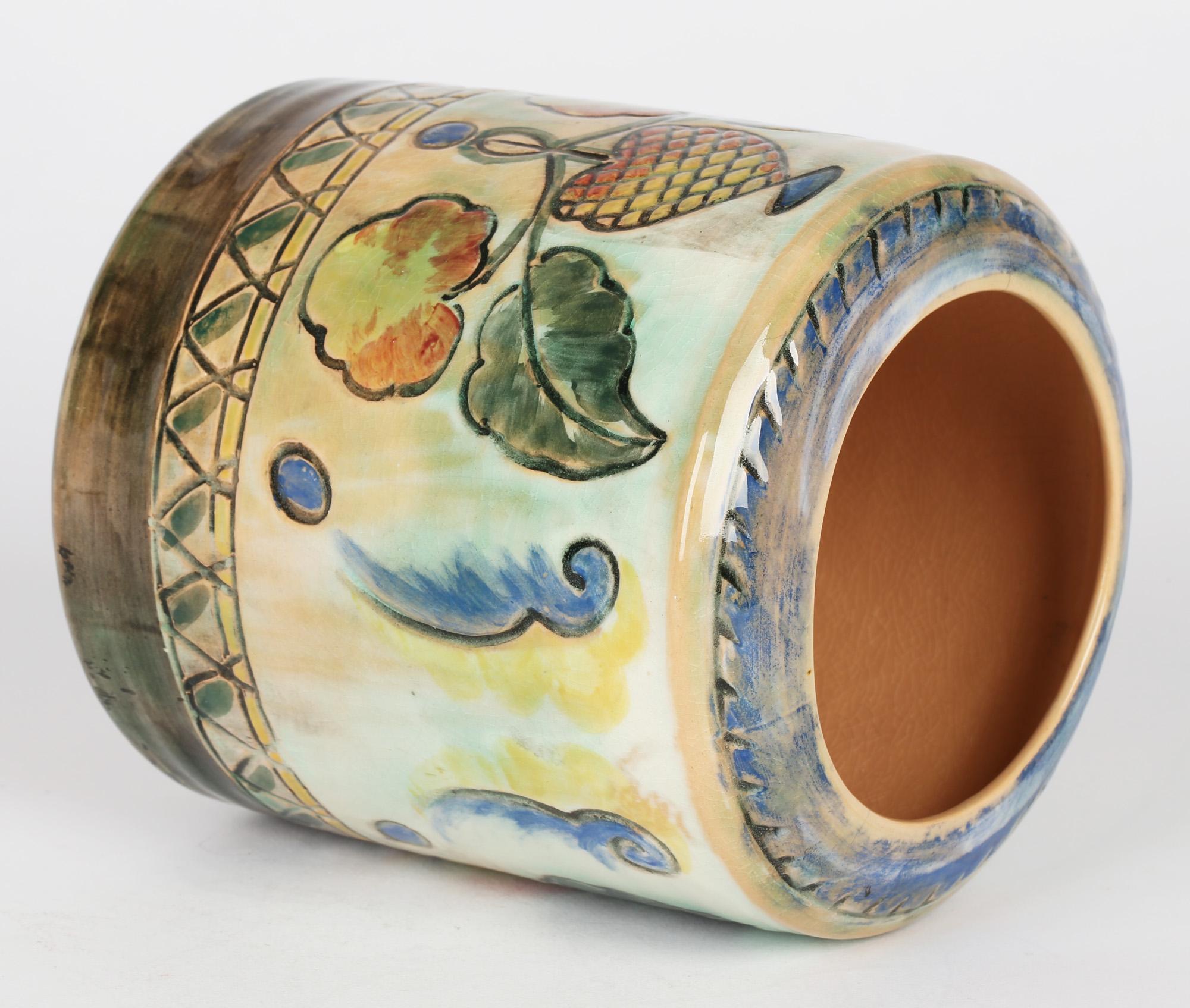 Anglais Vase en poterie d'art à feuilles et baies Frank Brangwyn Royal Doulton Arts and Crafts en vente