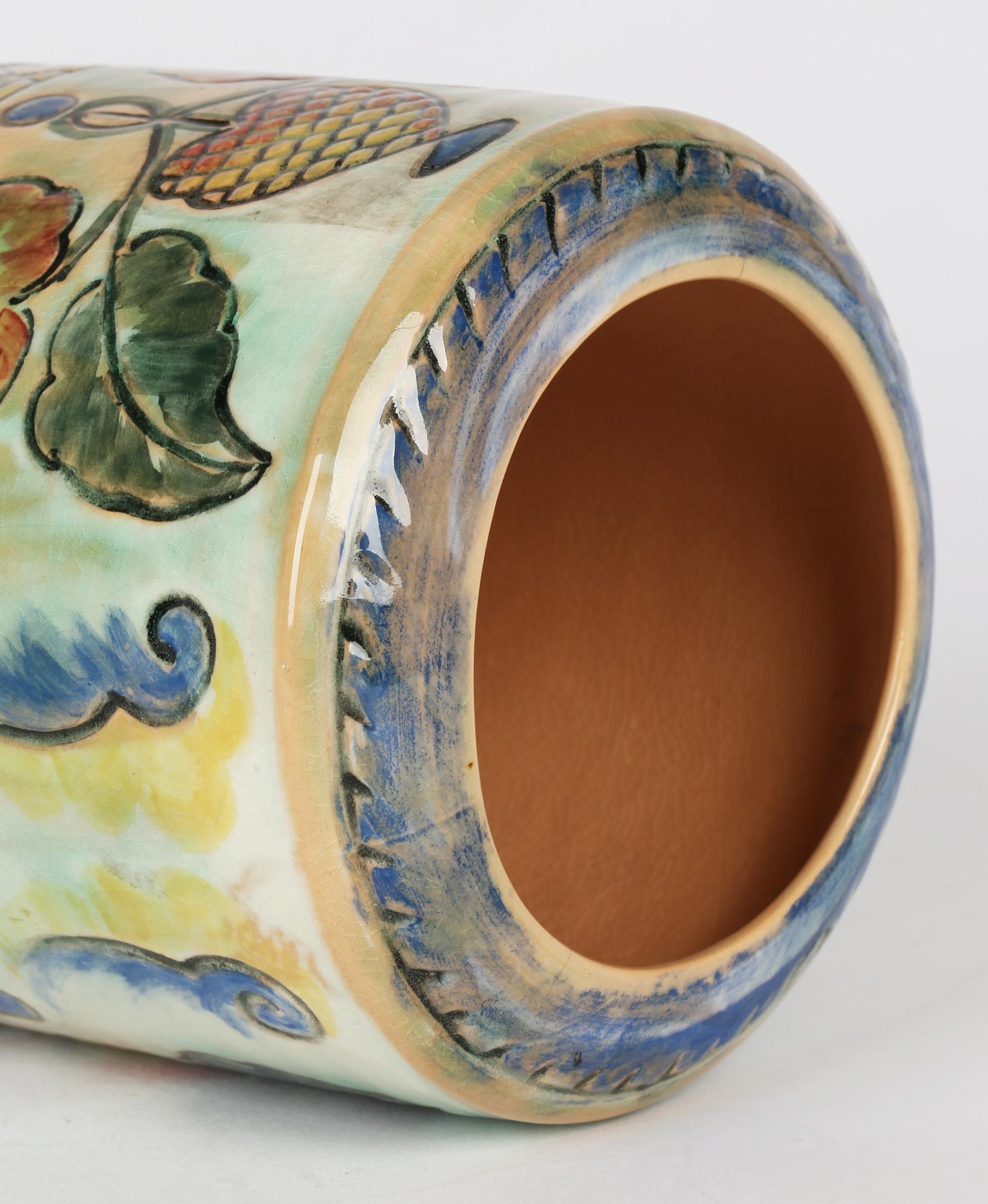 Vernissé Vase en poterie d'art à feuilles et baies Frank Brangwyn Royal Doulton Arts and Crafts en vente