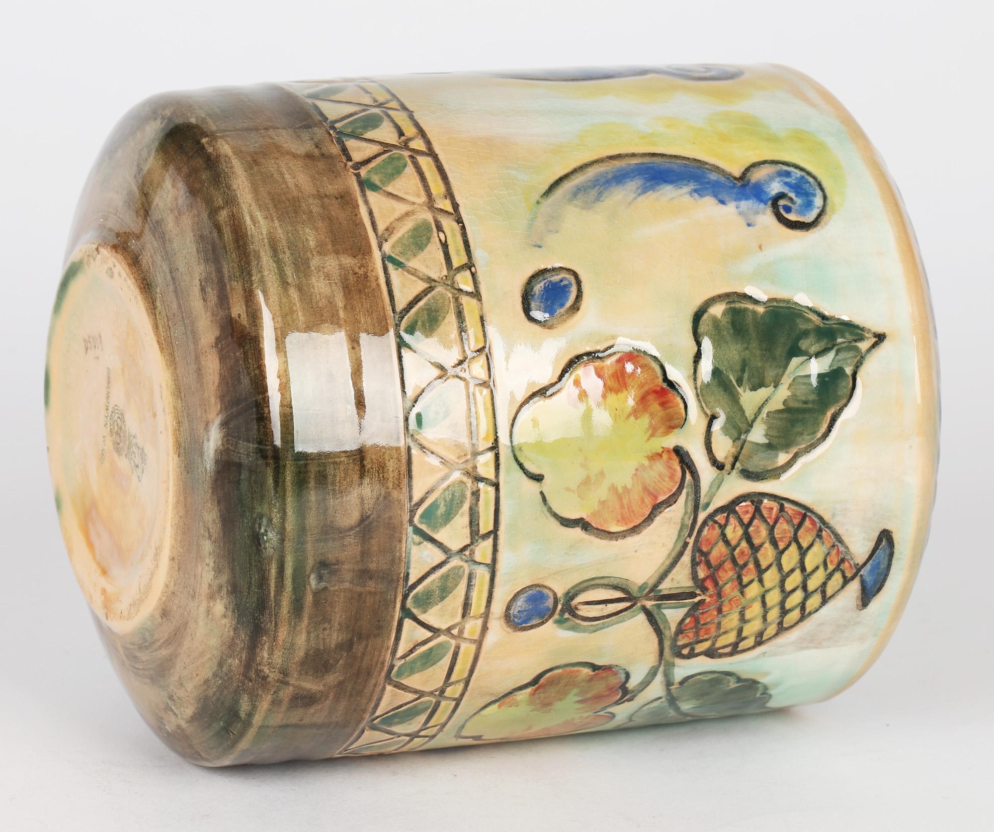Début du 20ème siècle Vase en poterie d'art à feuilles et baies Frank Brangwyn Royal Doulton Arts and Crafts en vente