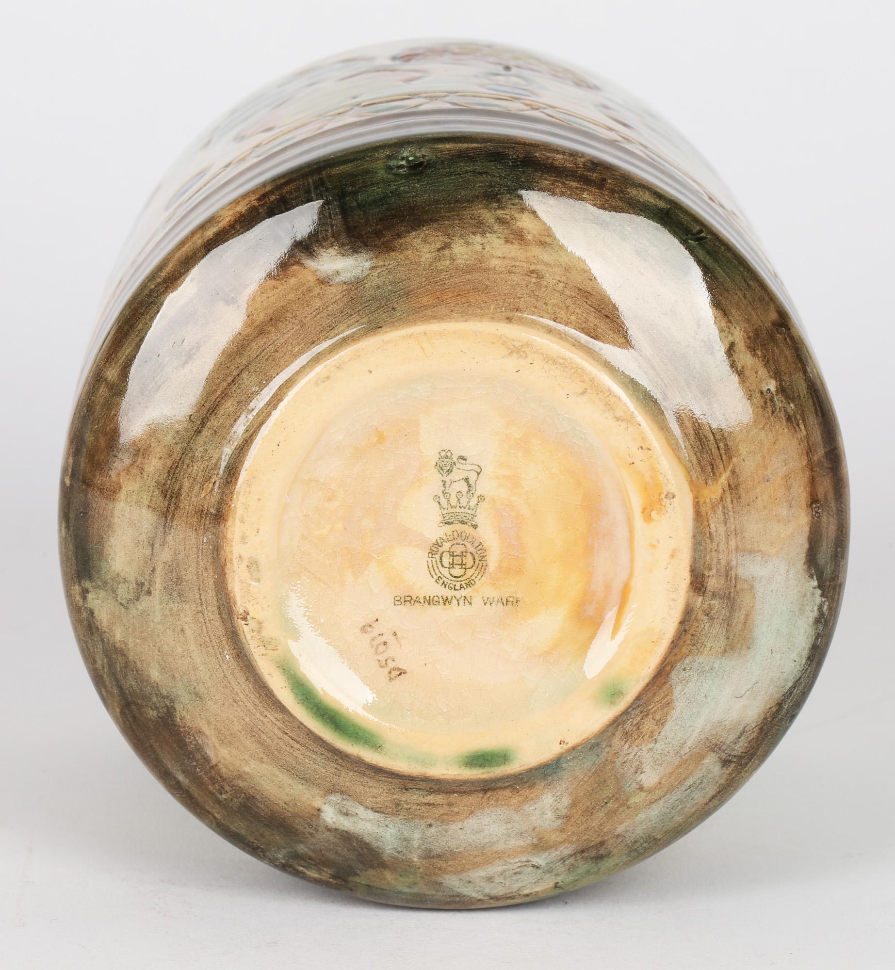 Frank Brangwyn Royal Doulton Arts and Crafts Blatt- und Beerenkunst-Keramikvase (Frühes 20. Jahrhundert) im Angebot