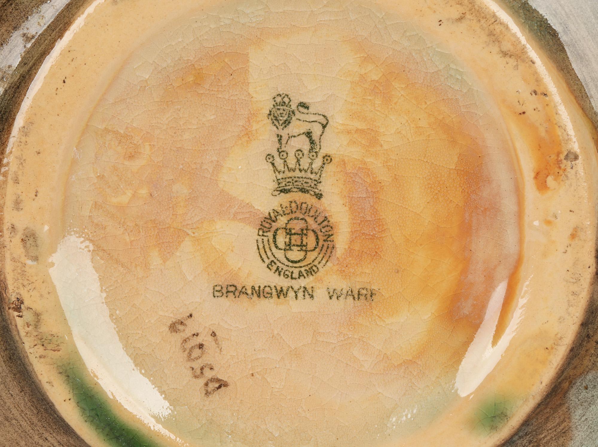 Vase en poterie d'art à feuilles et baies Frank Brangwyn Royal Doulton Arts and Crafts en vente 1