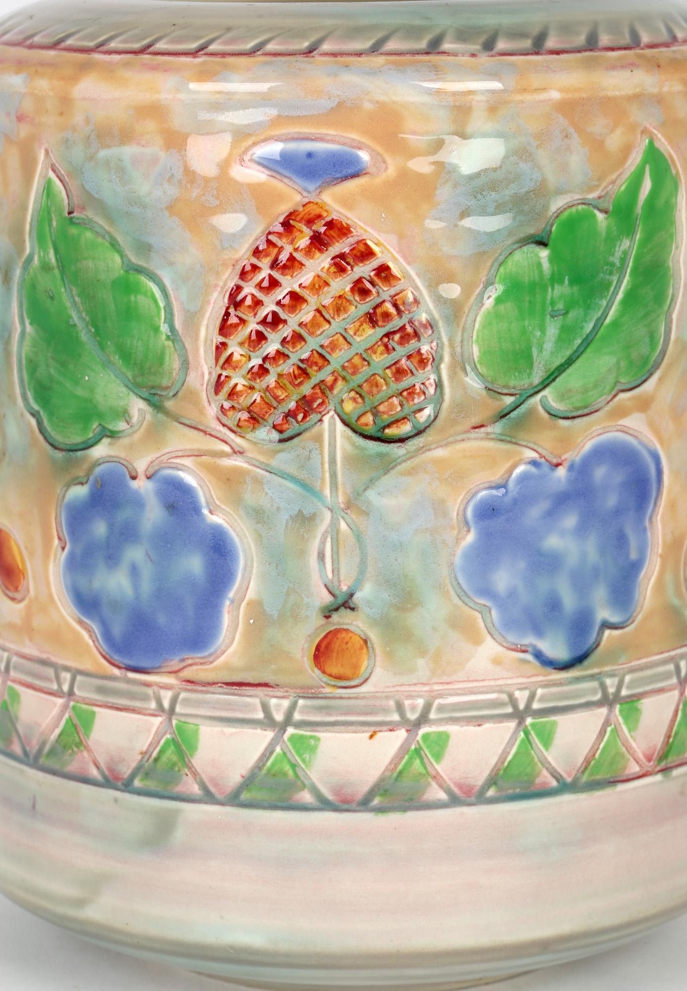 Frank Brangwyn Royal Doulton Arts & Crafts Vase aus Blatt- und Beerenkunst-Keramik im Angebot 2