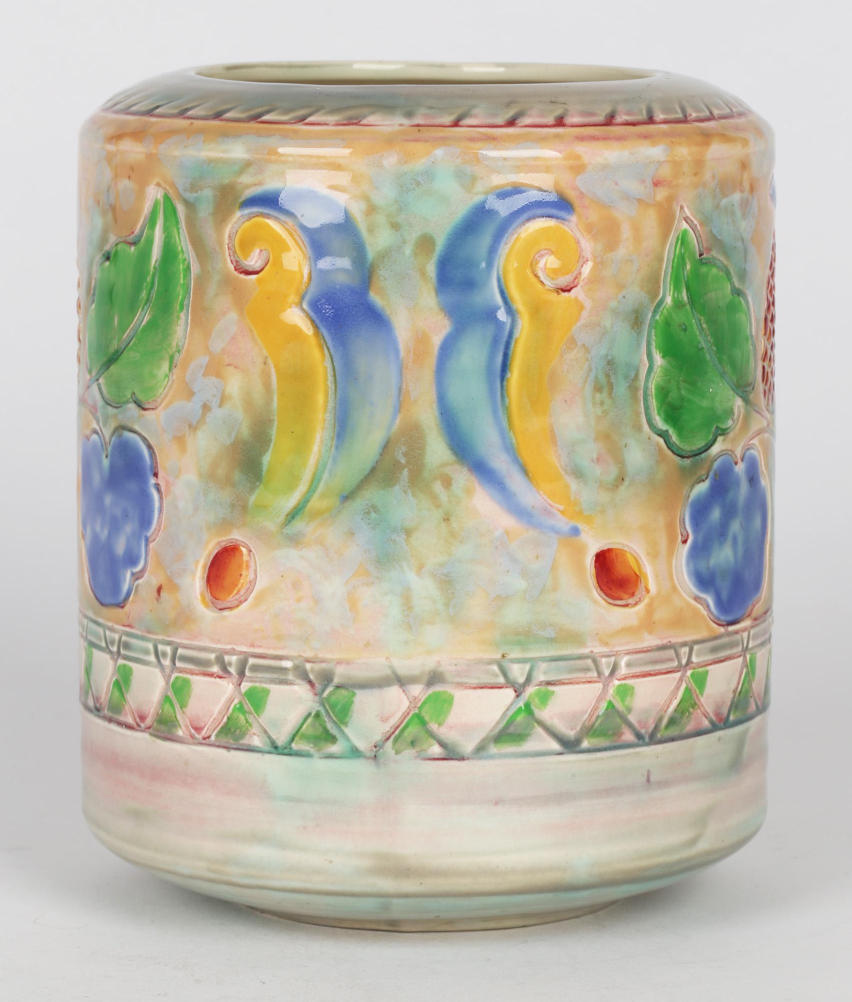 Frank Brangwyn Royal Doulton Arts & Crafts Vase aus Blatt- und Beerenkunst-Keramik im Angebot 3