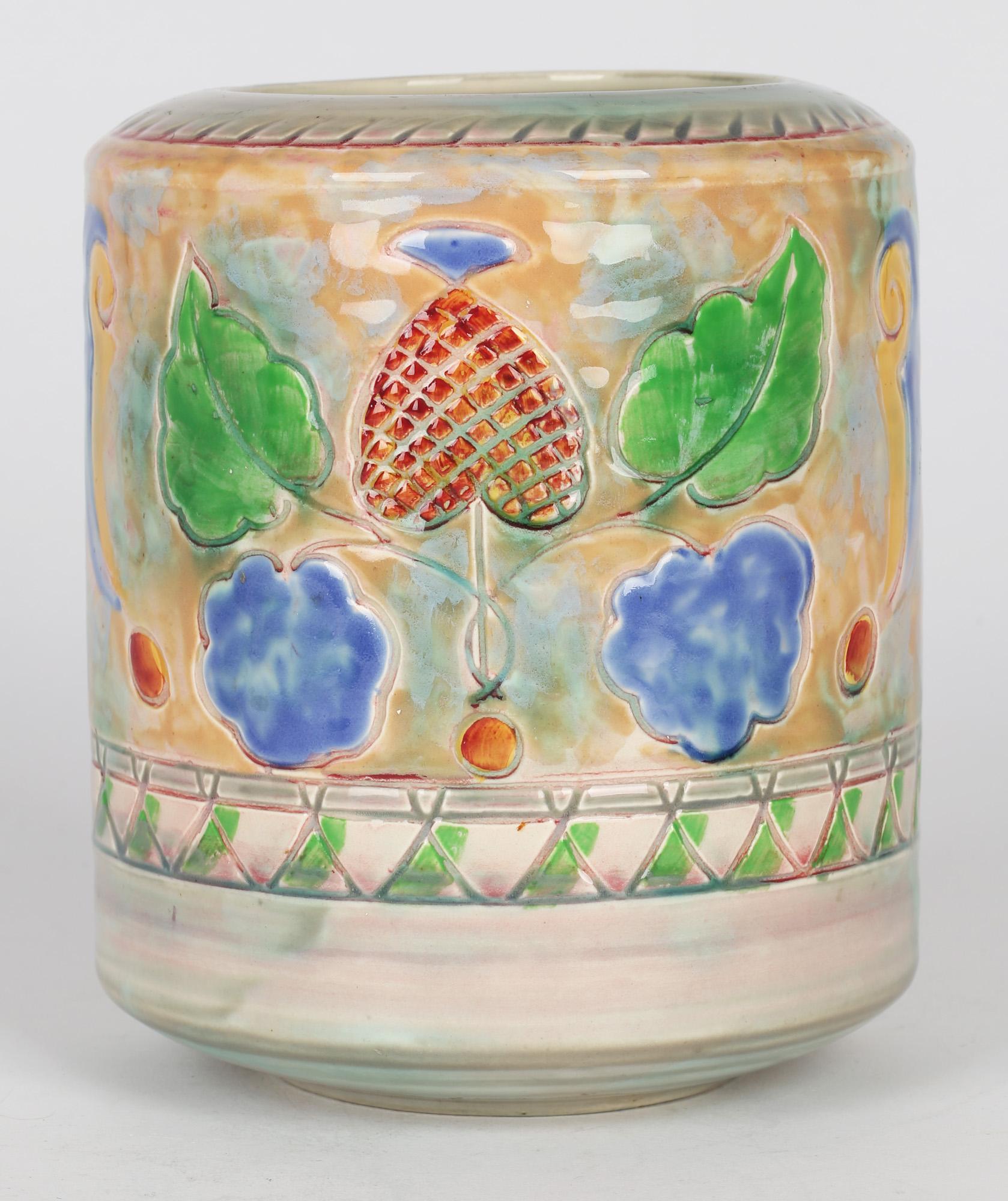 Frank Brangwyn Royal Doulton Arts & Crafts Vase aus Blatt- und Beerenkunst-Keramik (Arts and Crafts) im Angebot