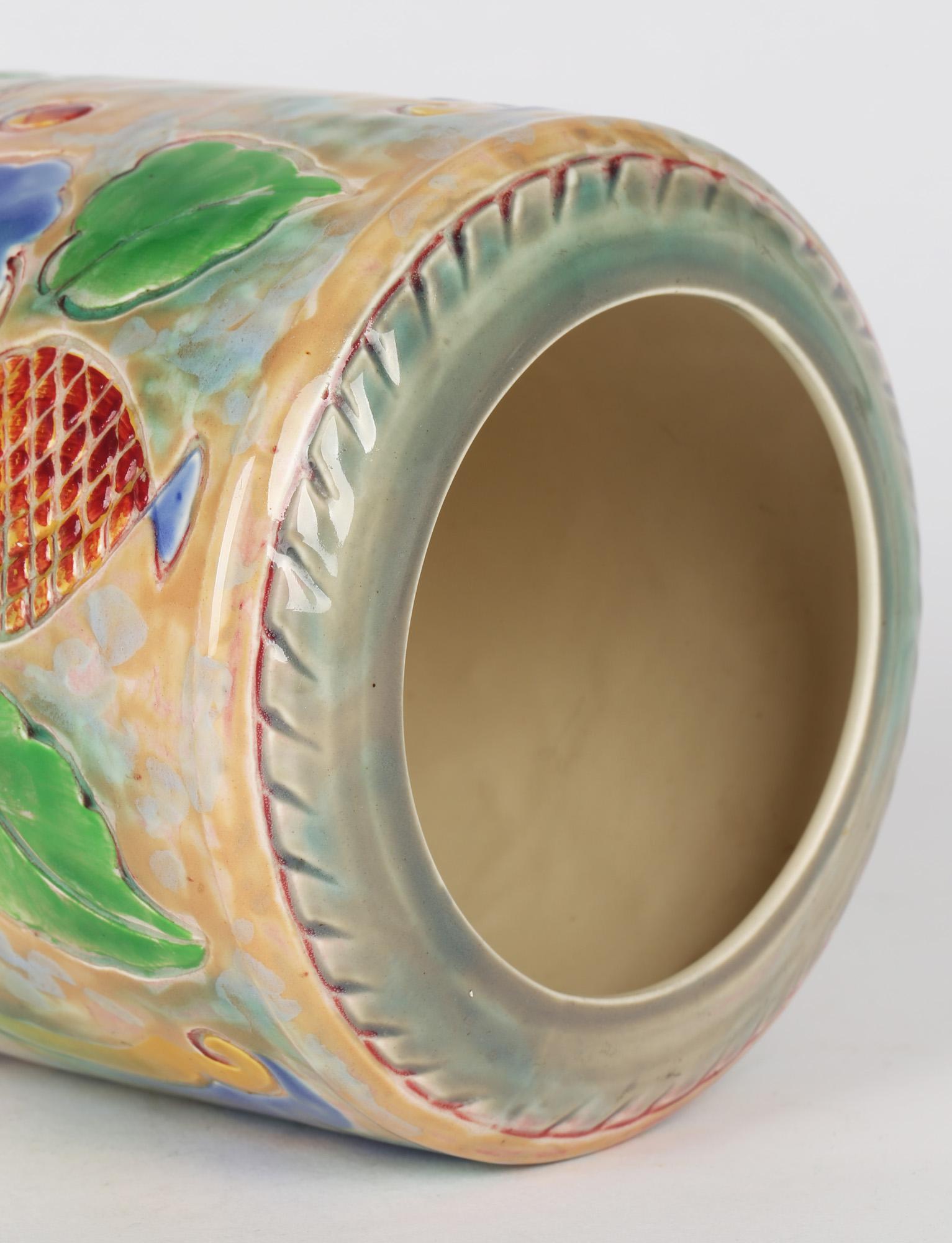 Frank Brangwyn Royal Doulton Arts & Crafts Vase aus Blatt- und Beerenkunst-Keramik (Englisch) im Angebot