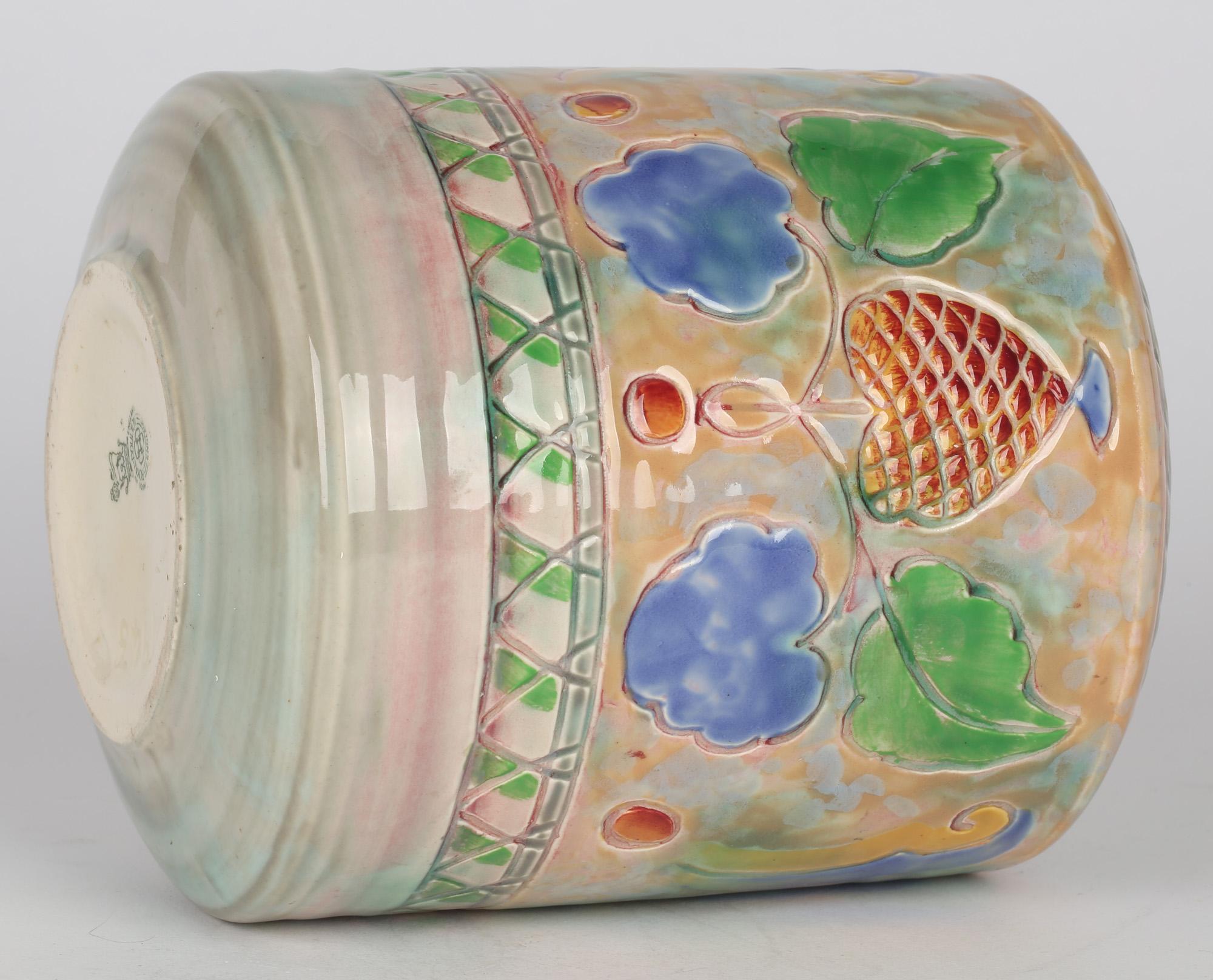 Frank Brangwyn Royal Doulton Arts & Crafts Vase aus Blatt- und Beerenkunst-Keramik (Glasiert) im Angebot