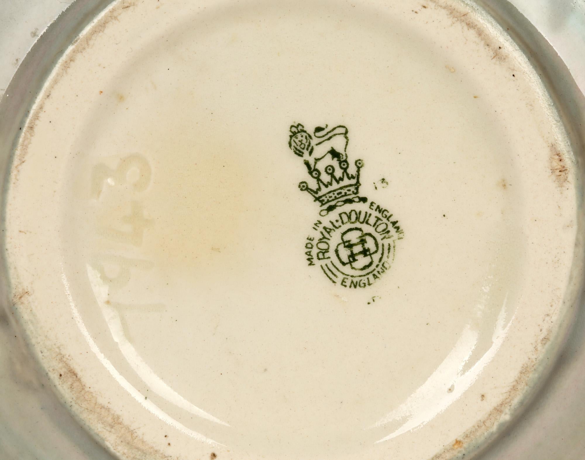 Frank Brangwyn Royal Doulton Arts & Crafts Vase aus Blatt- und Beerenkunst-Keramik (Töpferwaren) im Angebot