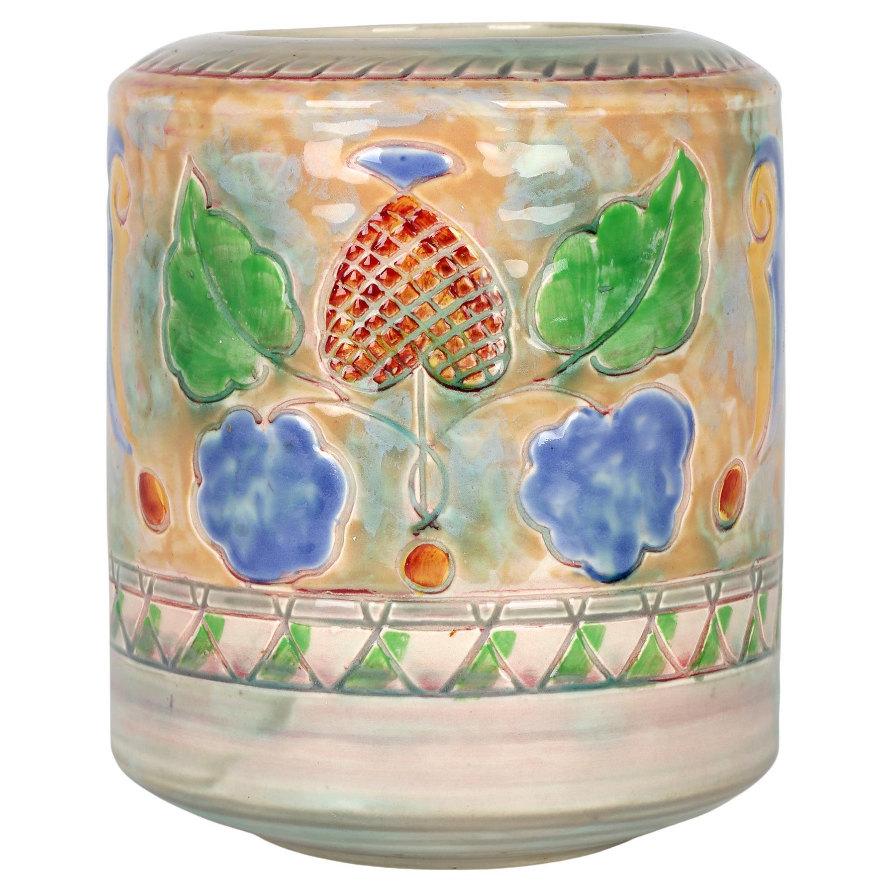 Frank Brangwyn Royal Doulton Arts & Crafts Vase aus Blatt- und Beerenkunst-Keramik im Angebot