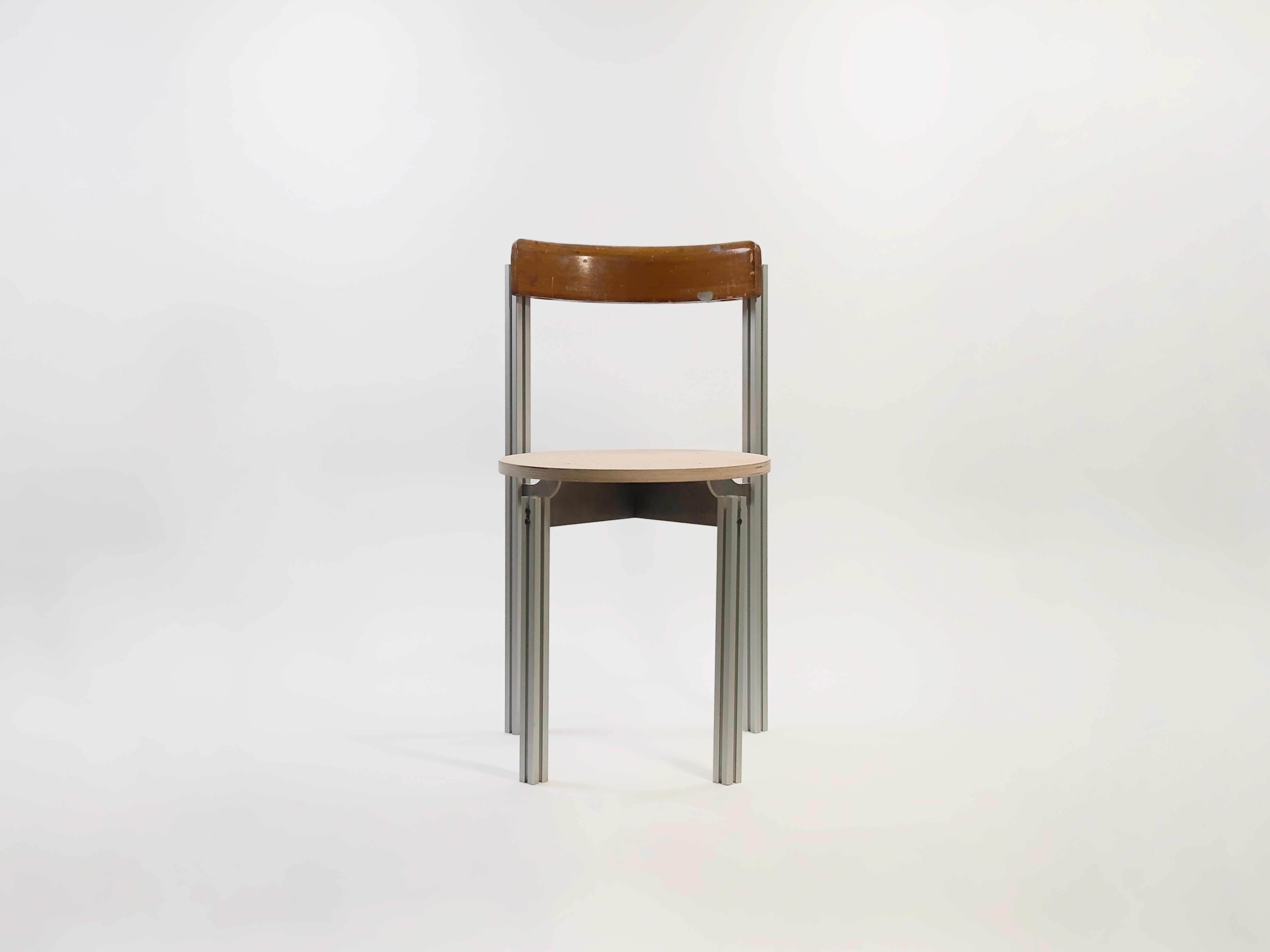 Chaise Frank par Andreu Carulla Studio
Dimensions : L 45 x P 45 x H 80 cm : L 45 x P 45 x H 80 cm.
MATERIAL : Bois de chêne, aluminium. 

Chaise fabriquée à partir de pièces de chaises vintage récupérées et de pieds en aluminium. 

Avec pour
