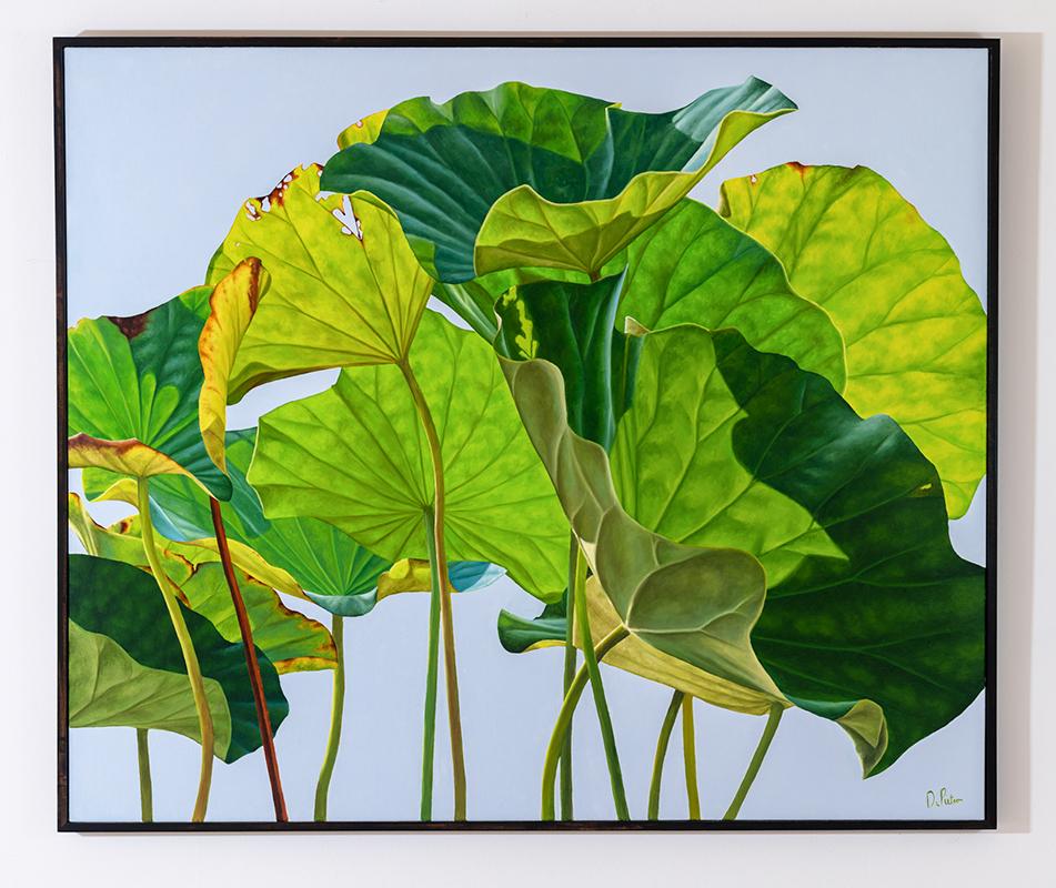 Lotus 28: Foto Realistisches Stillleben mit grünen Lotuspflanzen auf Grau – Painting von Frank DePietro