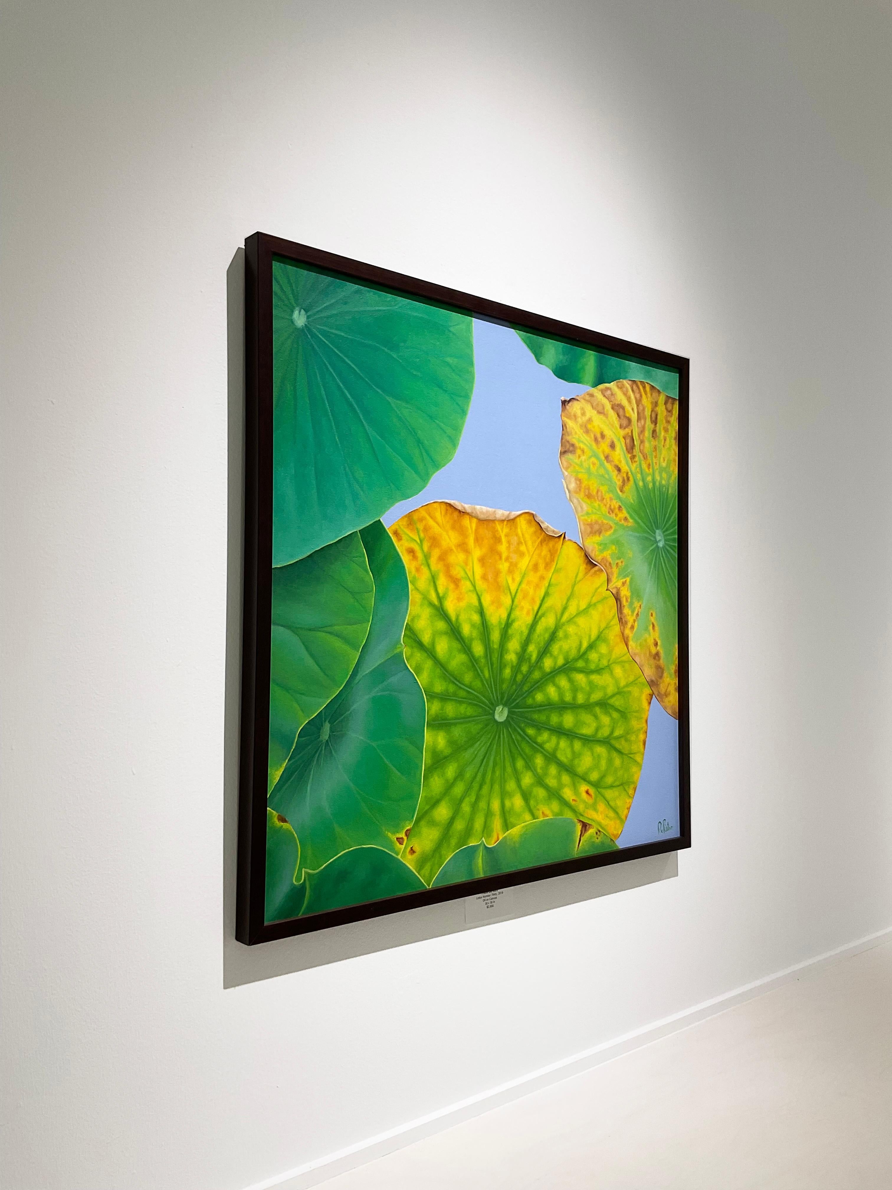 Peinture photo-réaliste d'une nature morte représentant une feuille de lotus verte avec des bords en décomposition bruns sur un fond gris doux

