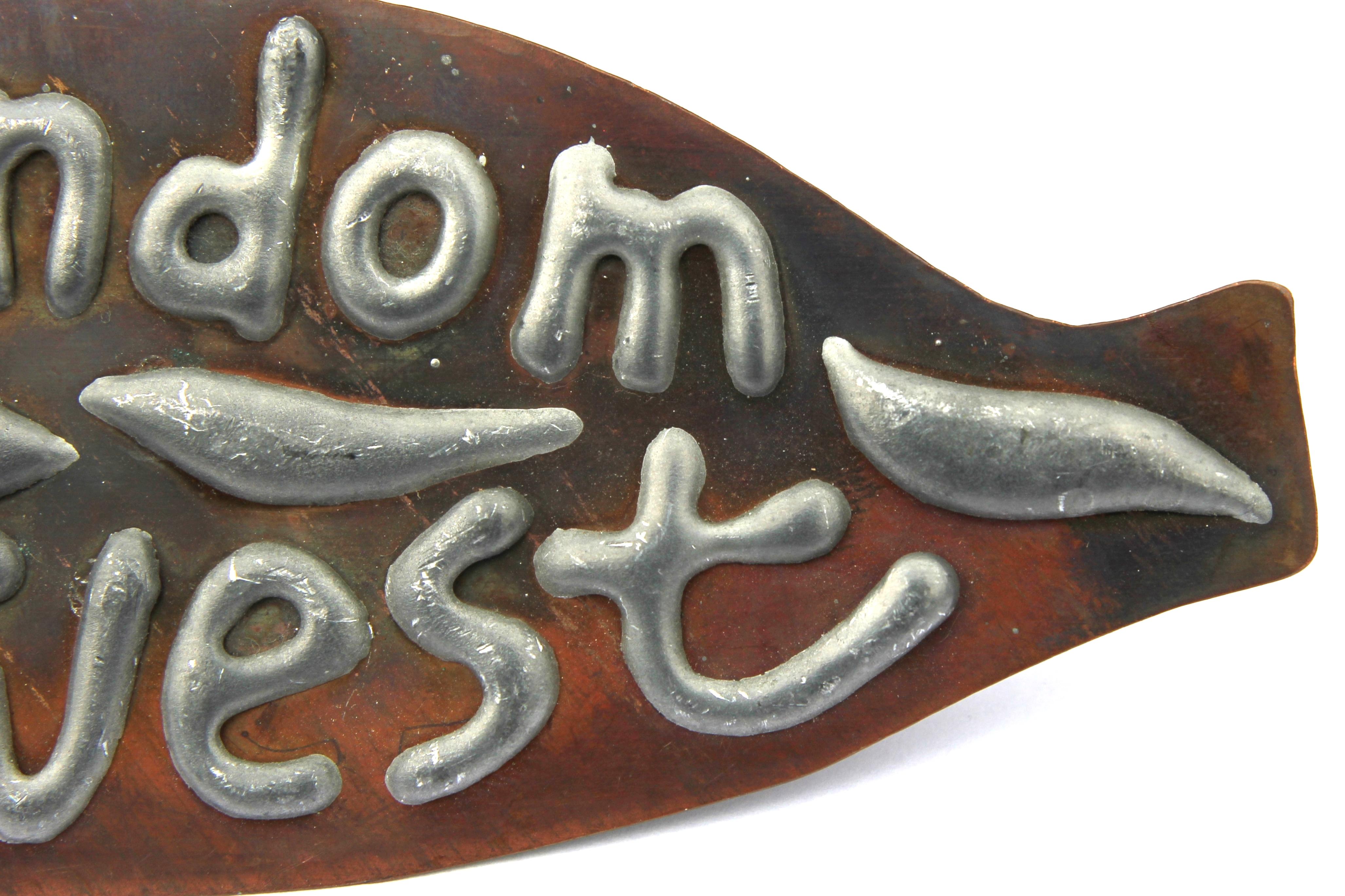 Sculpture murale d'art moderne abstraite en métal cuivré en forme de mot de poisson « Random Harvest » en vente 2