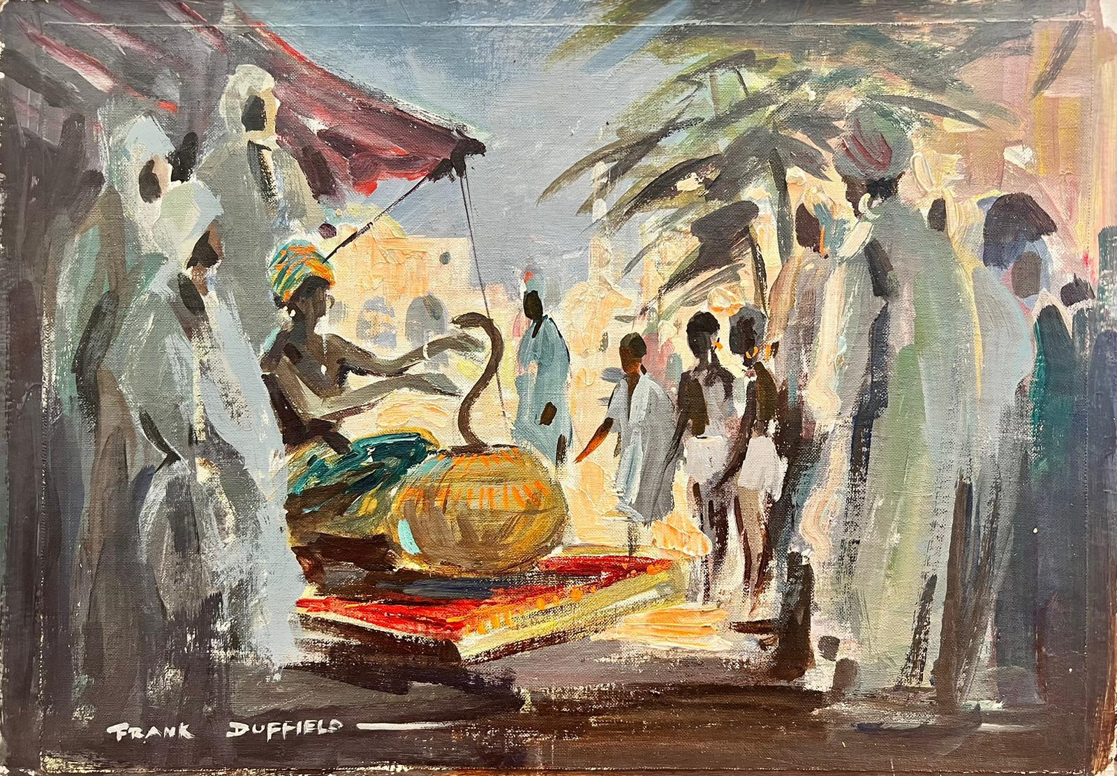 Encantador de serpientes Plaza del mercado ocupada Pintura impresionista británica de mediados del siglo XX - Painting de Frank Duffield