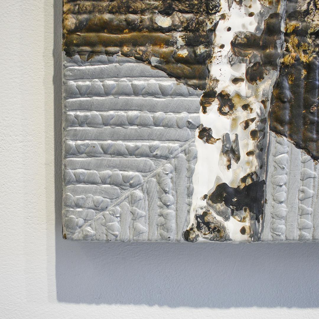 Minimalistische Landschaftsmalerei von weißen Birkenzweigen auf einer dunklen, silbernen Oberfläche mit Farbverlauf
Birke IX, gemalt von Frank Faulkner im Jahr 2012
36 x 30 Zoll
Drahtunterstützung für eine sichere Installation
Signiert, verso

Die