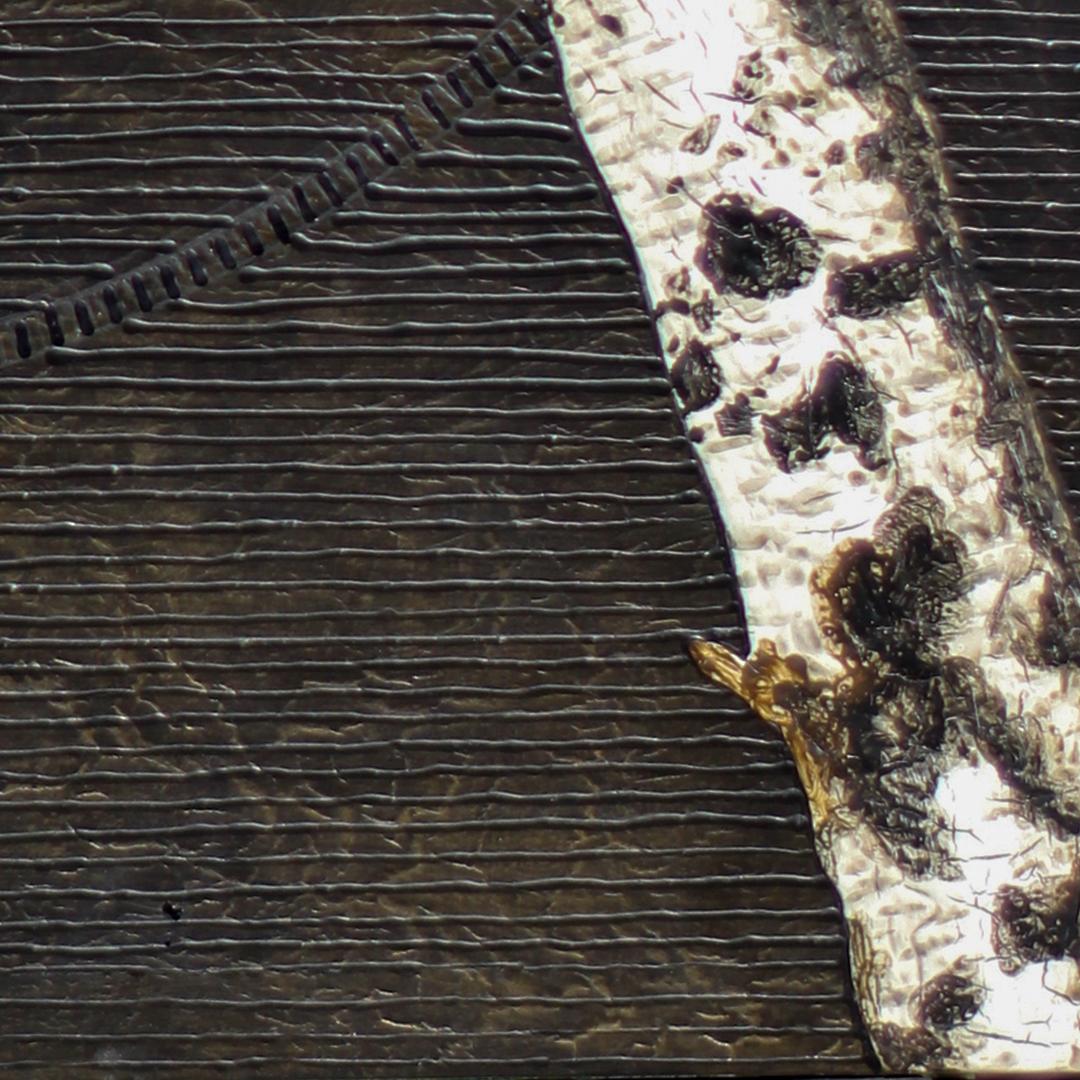 Birches V: Minimalistisches Gemälde von Birkenbäumenzweigen auf dunkler Metallic-Oberfläche im Angebot 2
