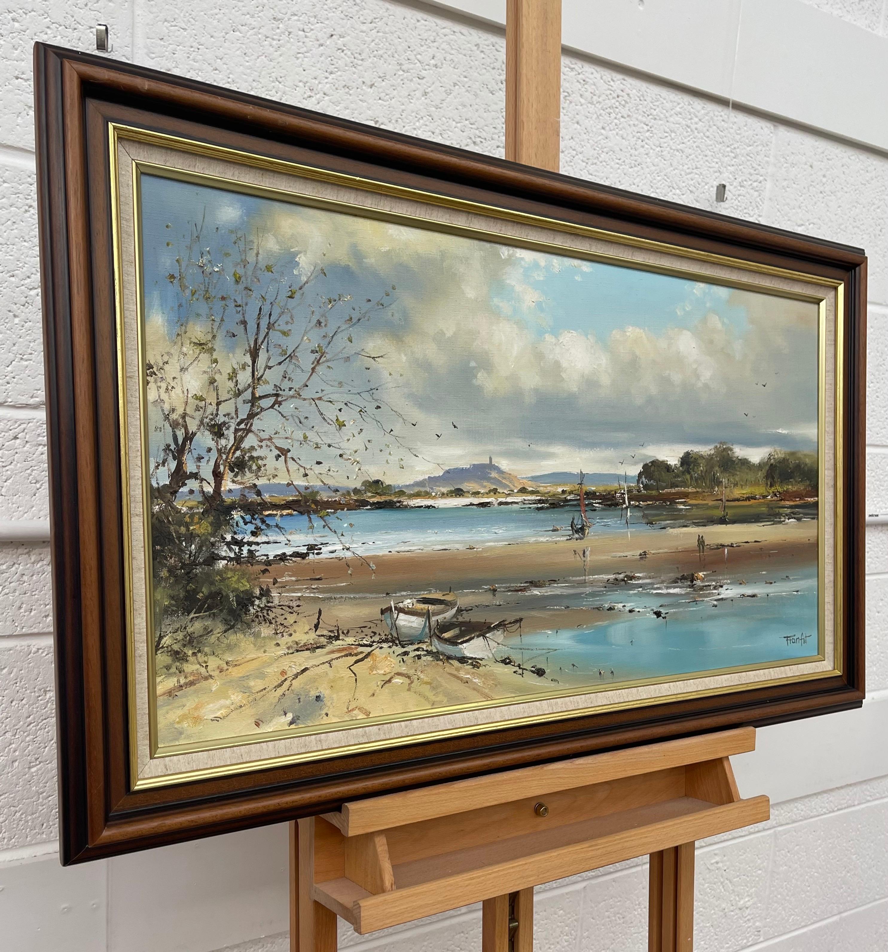 Paysage marin d'Irlande avec bateaux et personnages par un artiste irlandais contemporain - Painting de Frank Fitzsimons