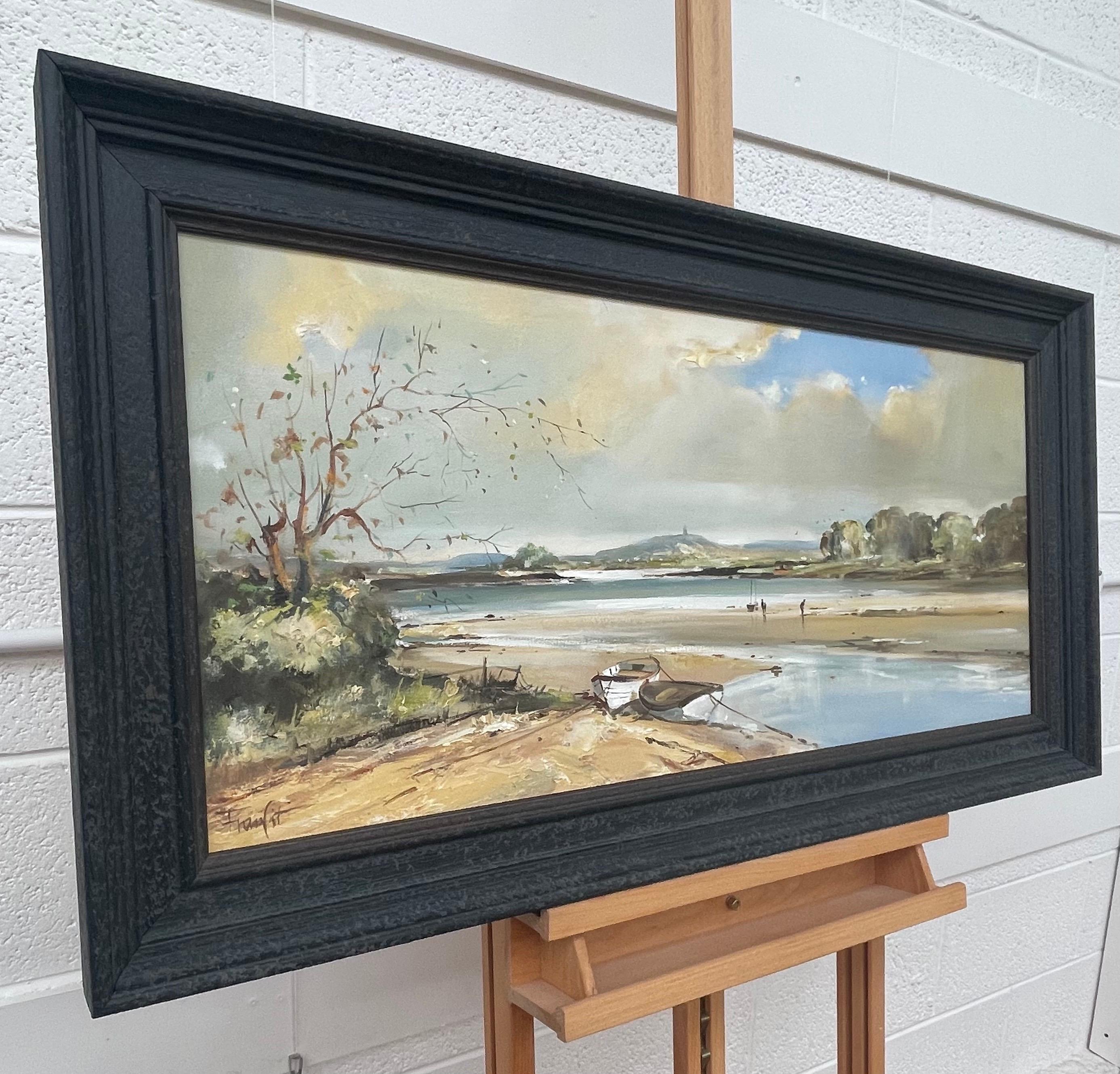 Paysage marin d'Irlande avec bateaux et personnages par un artiste irlandais contemporain - Painting de Frank Fitzsimons