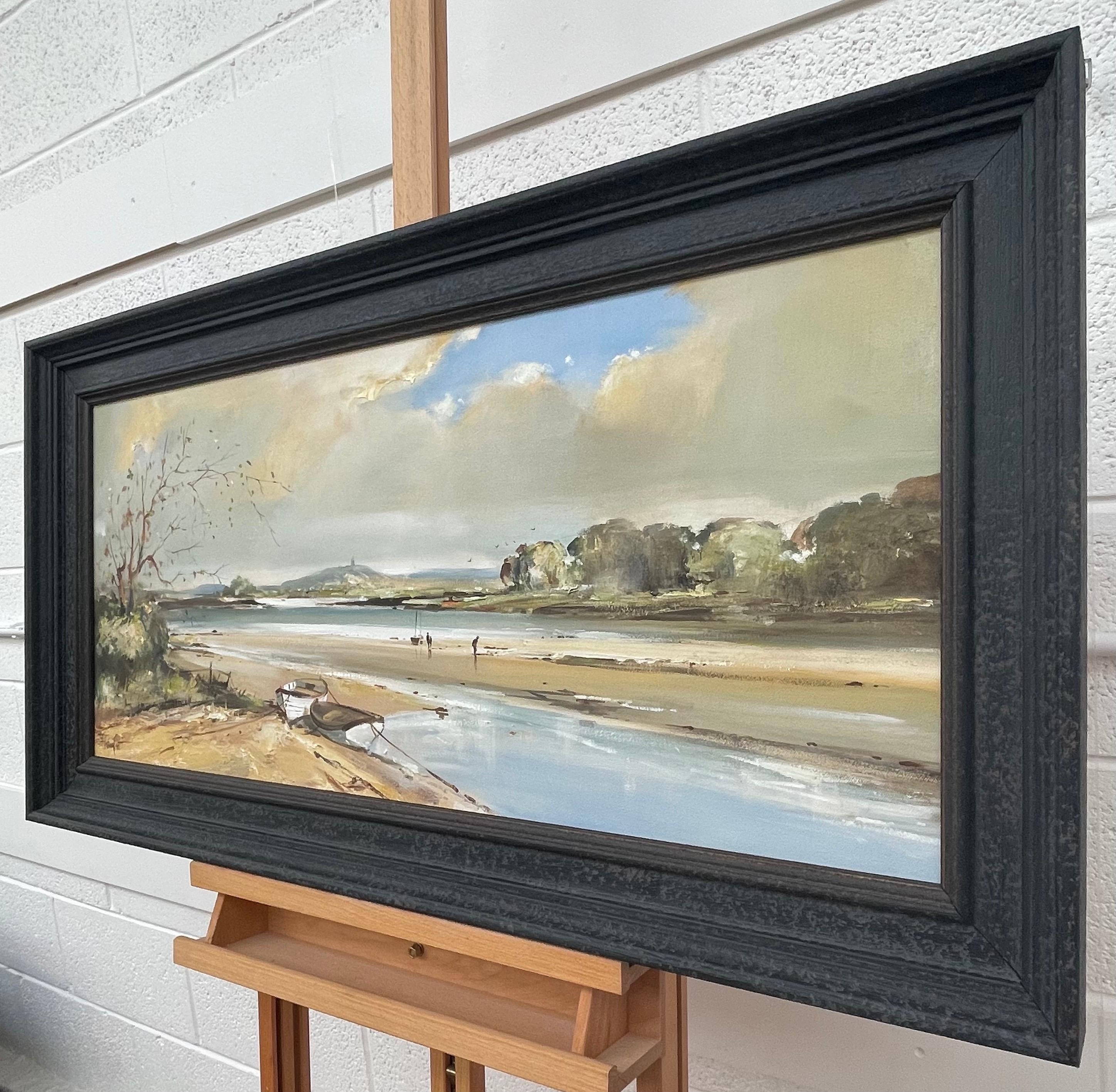 Paysage marin d'Irlande avec bateaux et personnages par un artiste irlandais contemporain - Beige Landscape Painting par Frank Fitzsimons