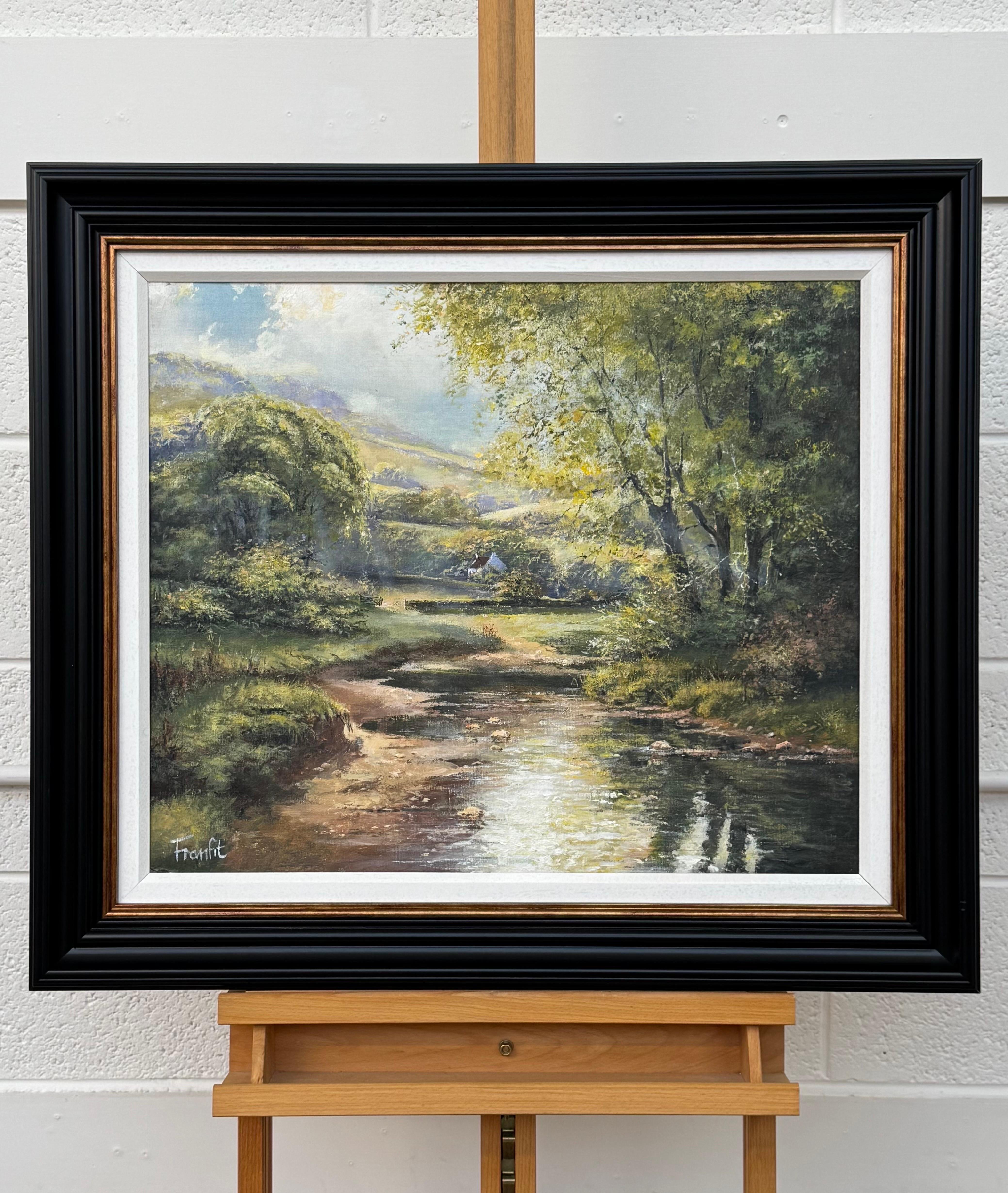 Remote Cottage in einer mit Bäumen gefütterten Flusslandschaft in Irland von moderner irischer Künstlerin (Realismus), Painting, von Frank Fitzsimons