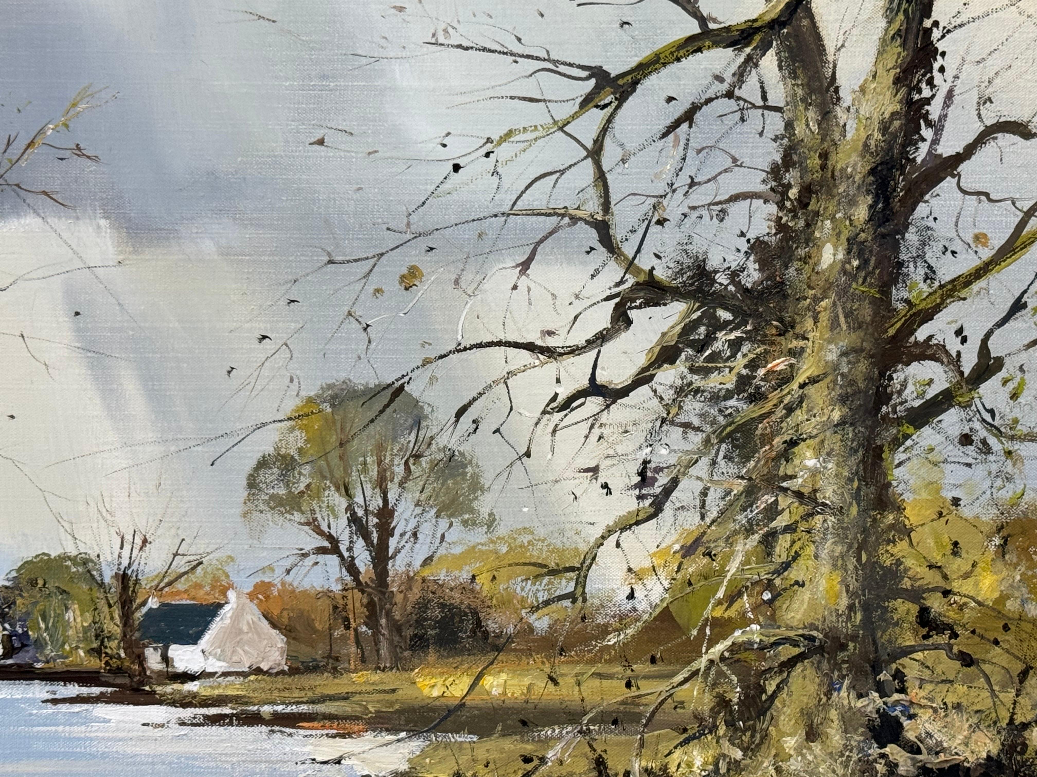 Cottage remoto in un paesaggio fluviale alberato in Irlanda, opera dell'artista irlandese del XX secolo Frank Fitzsimons 

L'arte misura 24 x 20 pollici
La cornice misura 27 x 23 pollici 

Questo originale dipinto di paesaggio ritrae un cottage