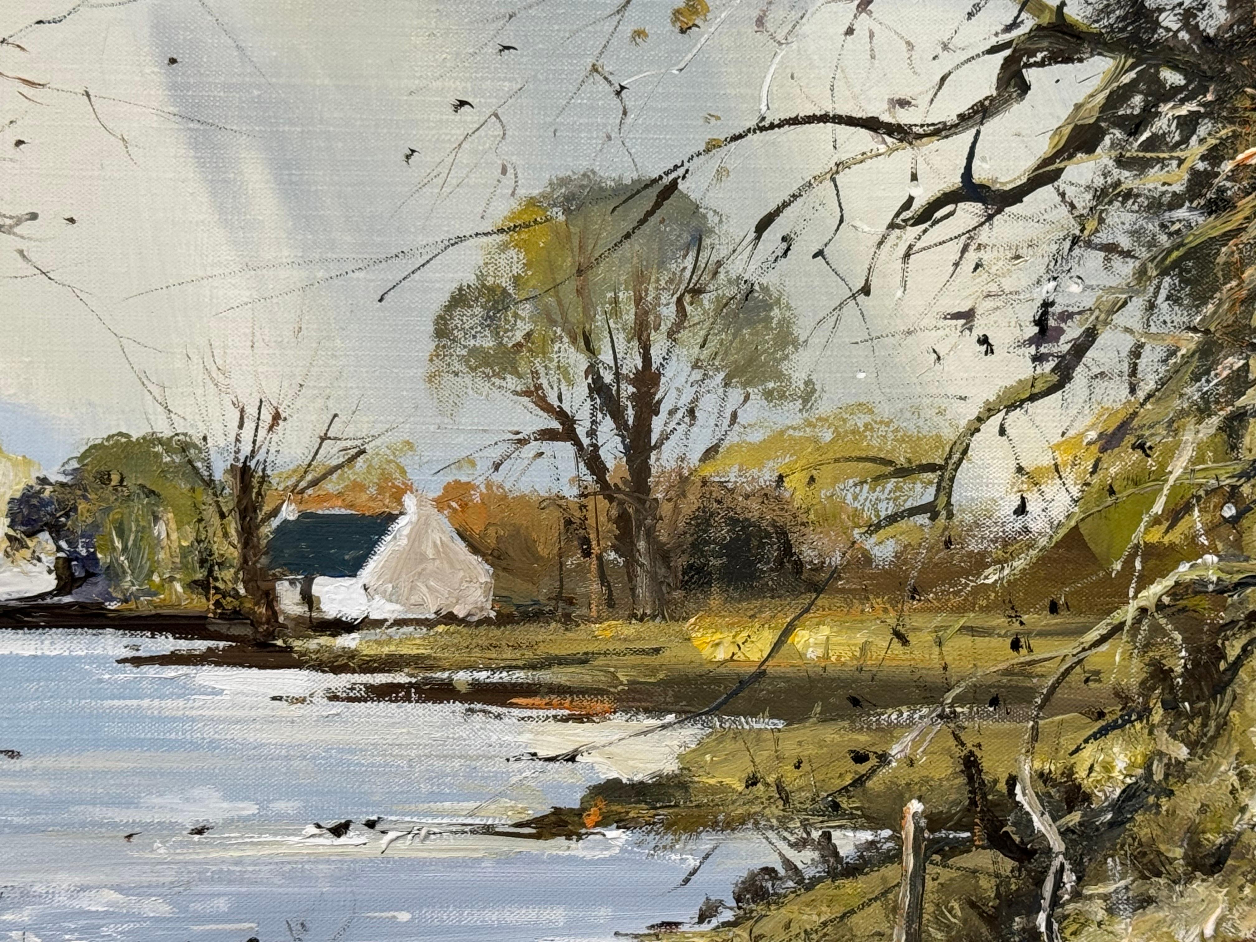 Cottage remoto in un paesaggio fluviale alberato in Irlanda, opera di un artista irlandese moderno 1