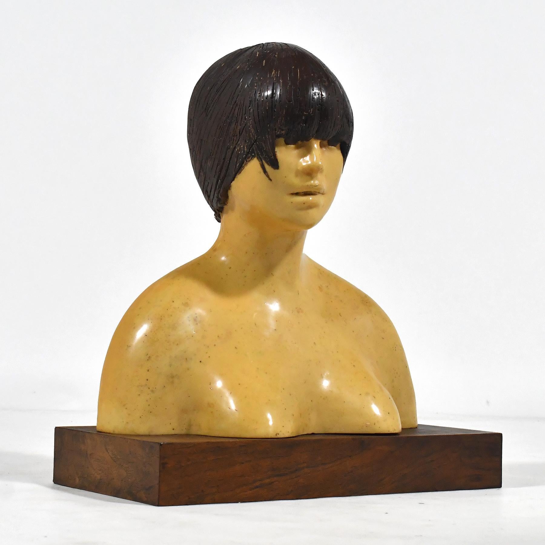 Questa suggestiva scultura di Frank Gallo, realizzata in resina laccata e con una base in noce, rappresenta un nudo femminile reso in modo sensibile. Creato a metà degli anni '60.

Gallo (1933-2019) ha studiato presso l'Università di Toledo, la