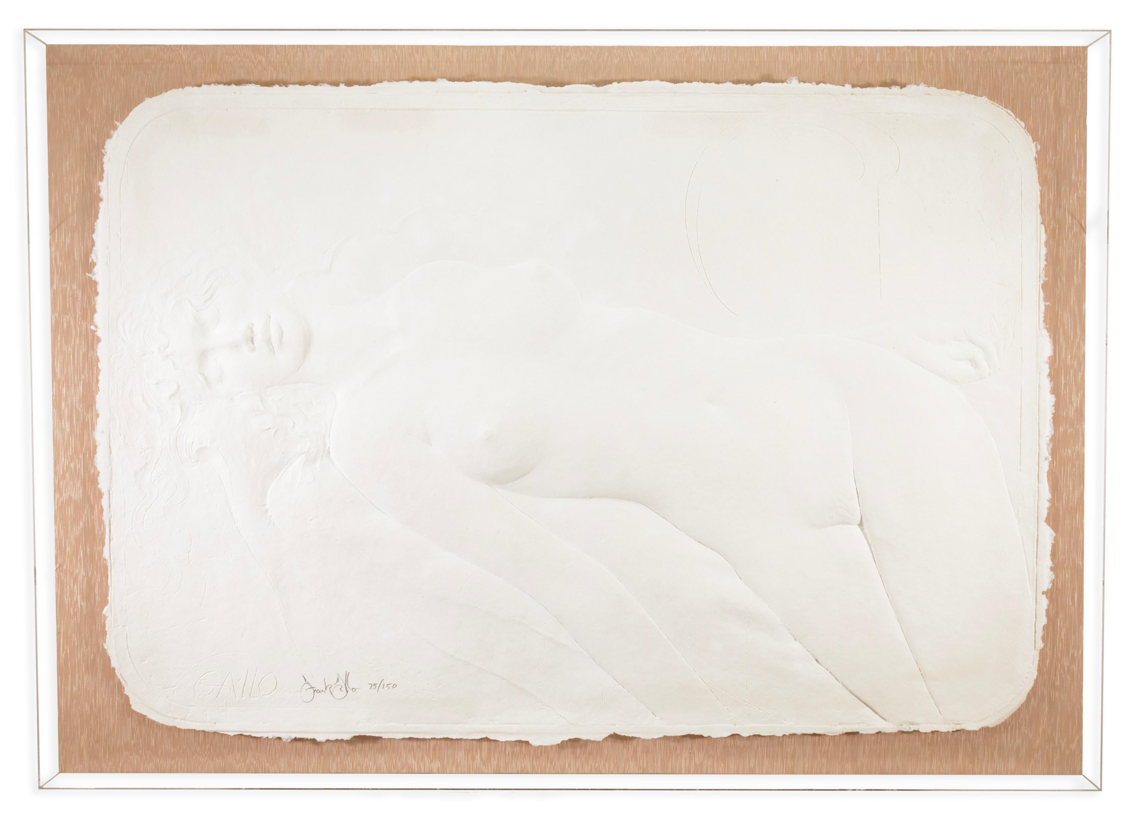Une sculpture contemporaine en relief en papier coulé intitulée 