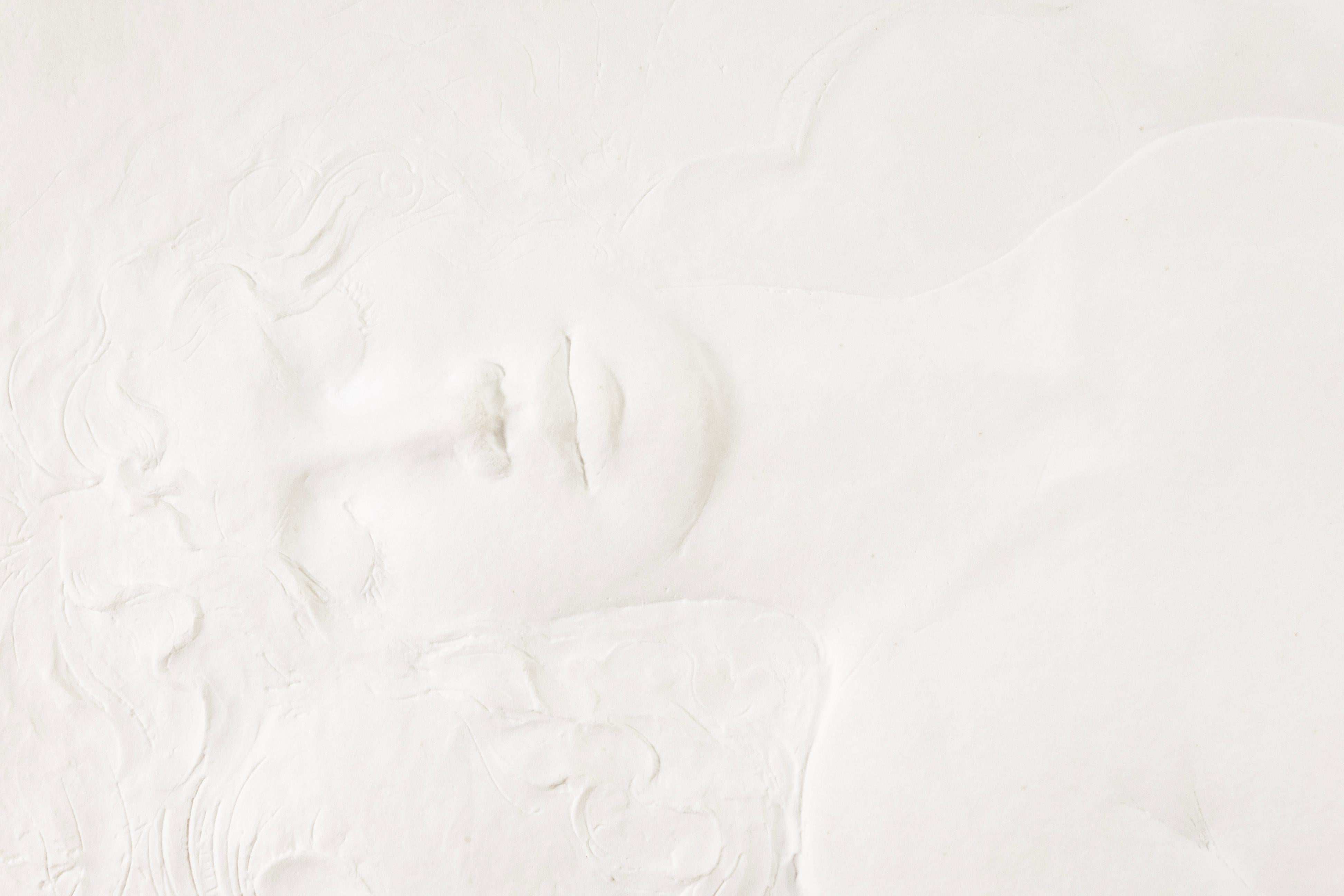 Américain Frank Gallo The Faint Signed Contemporary Cast Paper Relief Sculpture 75/150 en vente