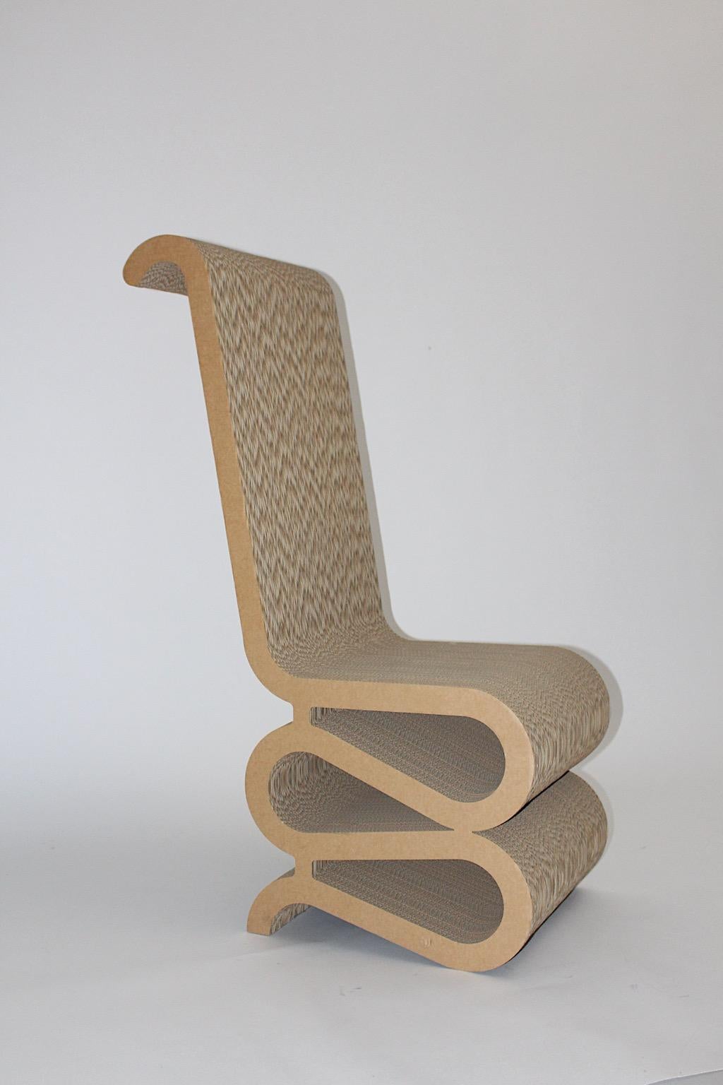 A Frank Gehry attributed curved and corrugated cardboard side chair or chair, which was designed 1970s and executed 1980s.
The surface is in very good vintage condition and shows signs of age and use.
Stable and sturdy
Approximate measures:
Width 45